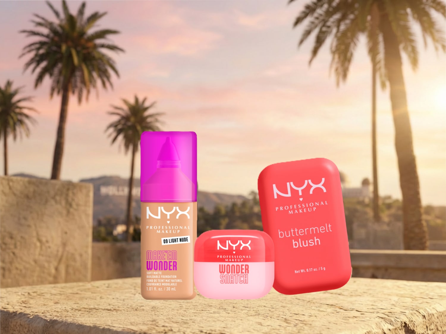 Découvrez le fond de teint NYX Professional Makeup 09 Light Nude, le blush Buttermelt et le Wonder Snatch, présentés sur une surface texturée avec des palmiers et le panneau Hollywood en arrière-plan.