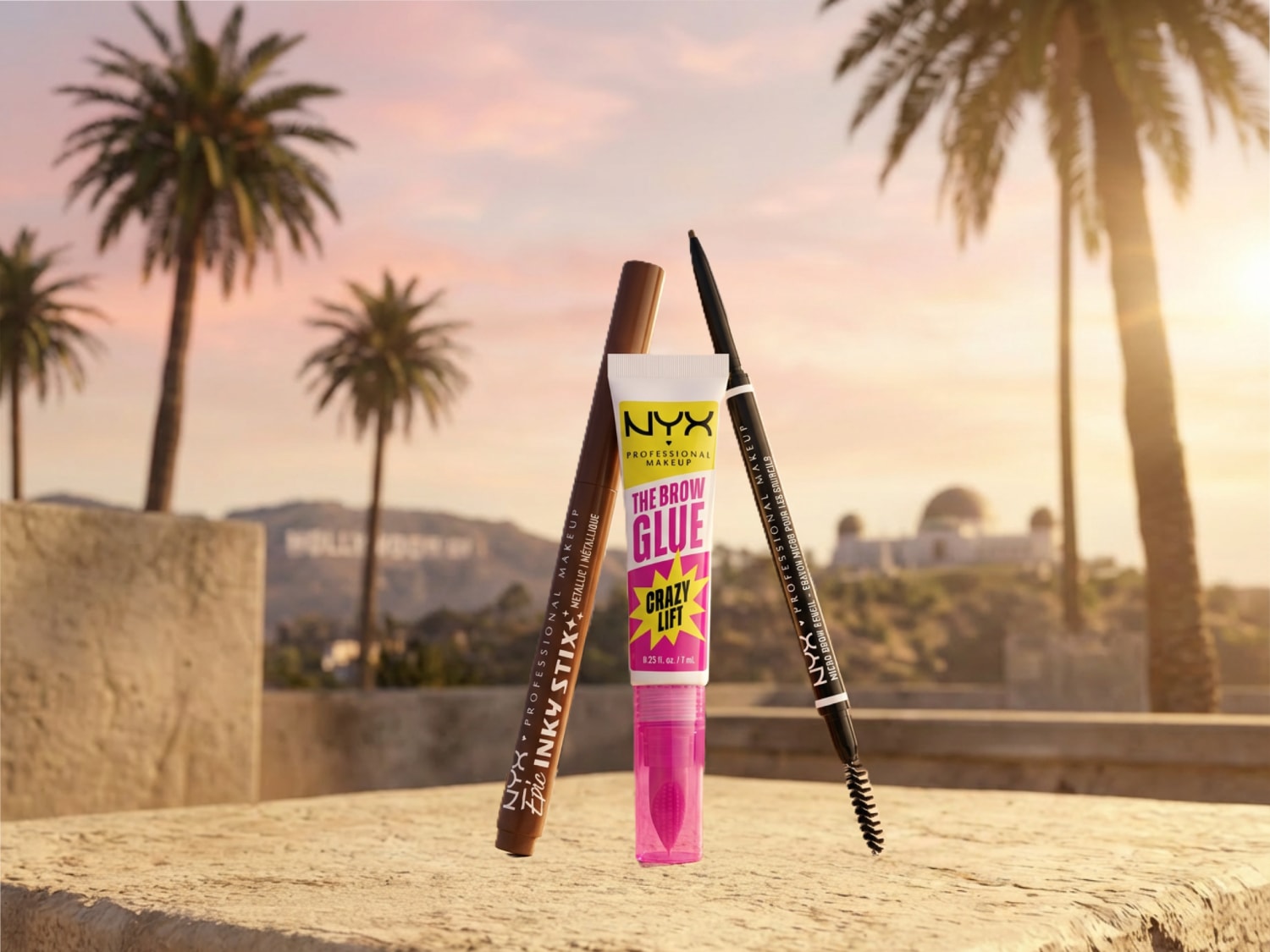 Découvrez le NYX Professional Makeup Epic Inky Stix+ Metallic, le Brow Glue Crazy Lift et le Micro Brow Pencil sur fond de palmiers et du panneau Hollywood.