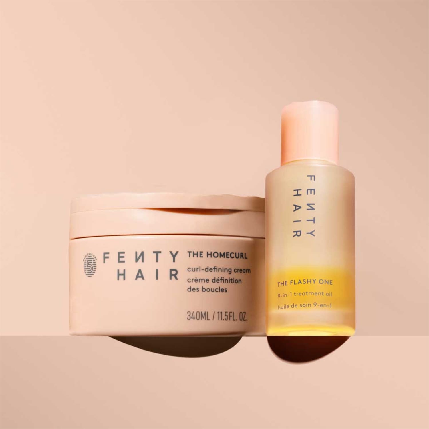 FENTY HAIR producten in perzik kleurige verpakking, waaronder THE HOMECURL curl-defining cream en THE FLASHY ONE 9-in-1 treatment oil.