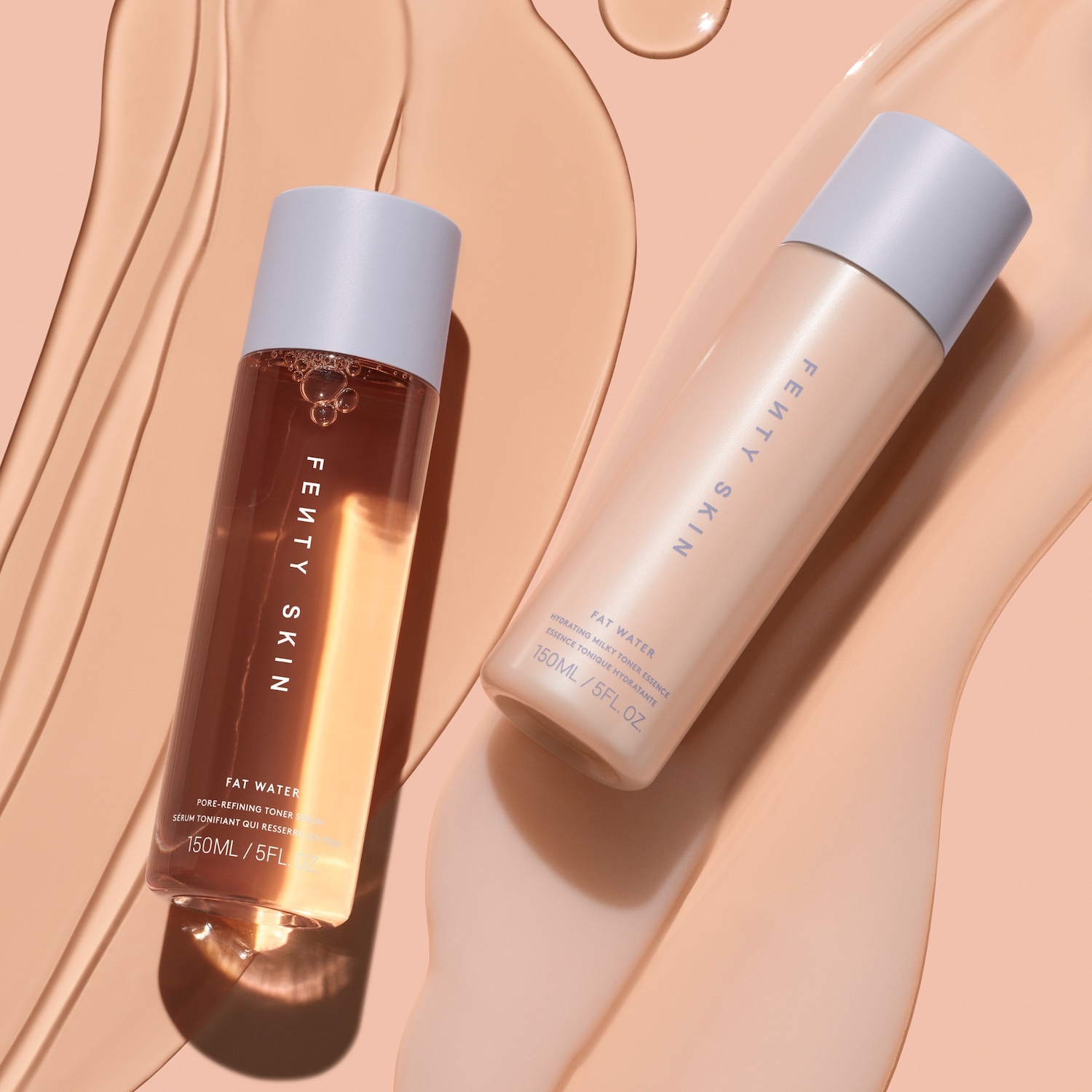 Twee flessen Fenty Skin Fat Water toner, één is een poriënverfijnende toner serum en de andere is een hydraterende melkachtige toner essence, beide in een minimalistische verpakking.