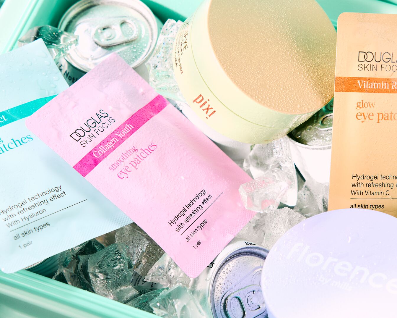 O selecție de produse de îngrijire a ochilor, inclusiv plasturi de ochi Douglas Skin Focus Collagen Youth, Pixi și Florence by Mills, sunt răcite pe gheață, alături de băuturi, pentru o experiență revigorantă.