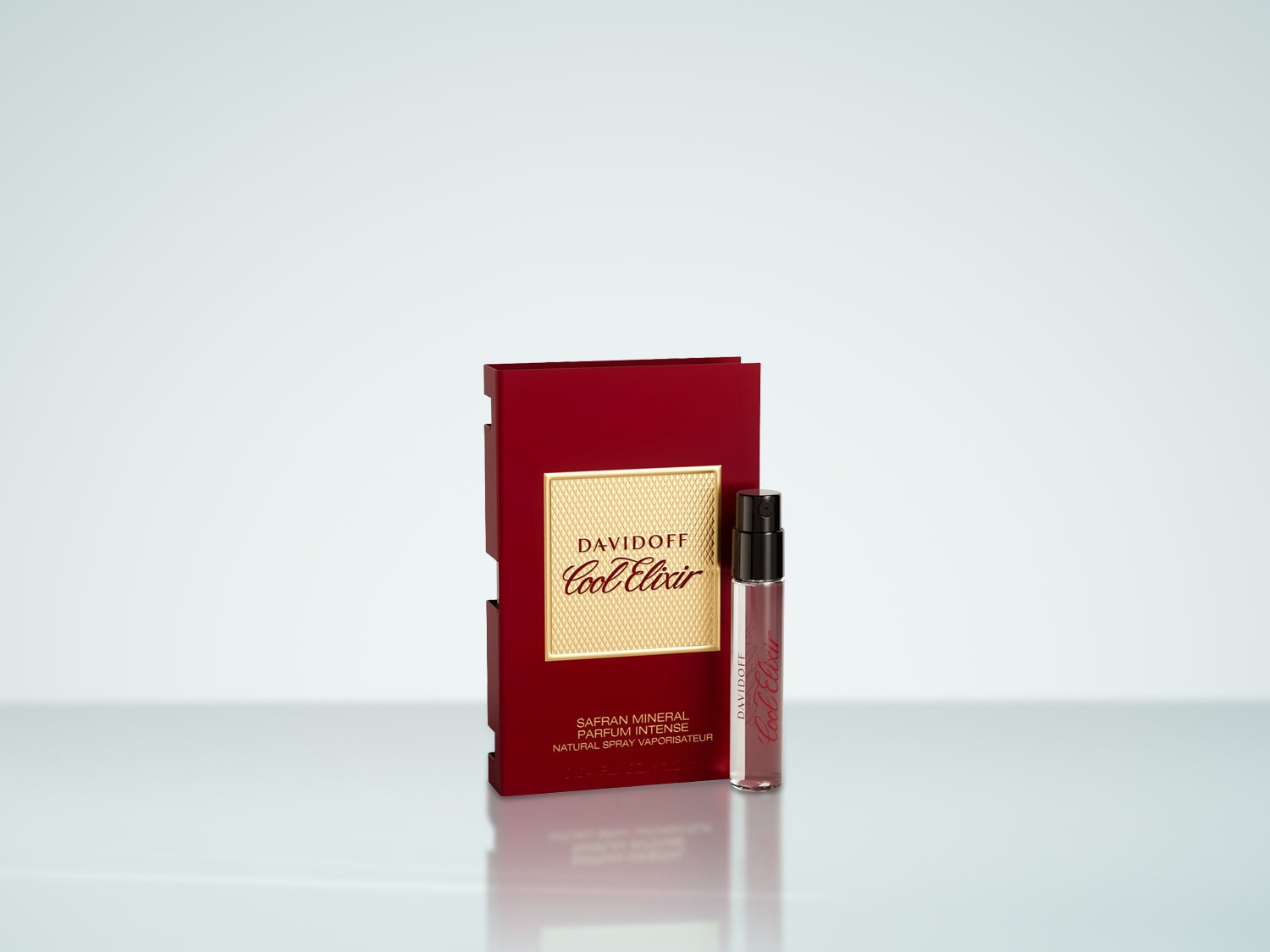 Voici le parfum Davidoff Cool Elixir, présenté dans un élégant emballage rouge et un vaporisateur d'échantillon.
