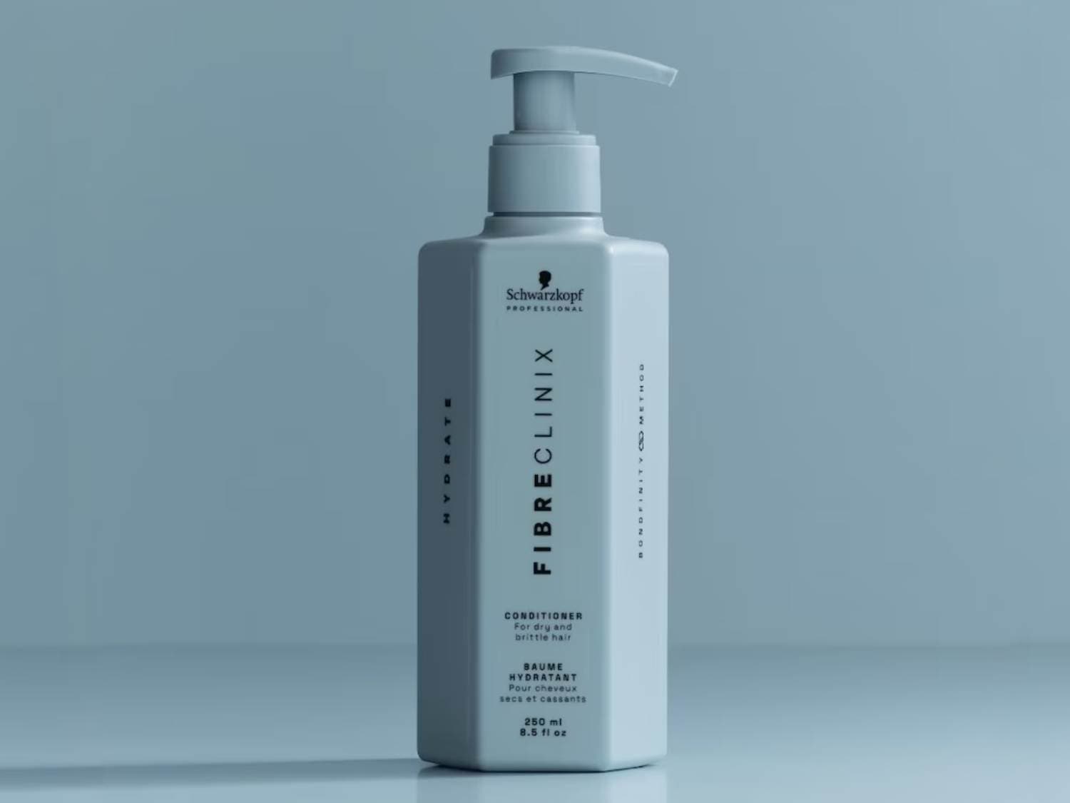 Biała butelka odżywki do włosów Schwarzkopf Professional Fibre Clinix Hydrate Conditioner do włosów suchych i łamliwych o pojemności 250 ml.