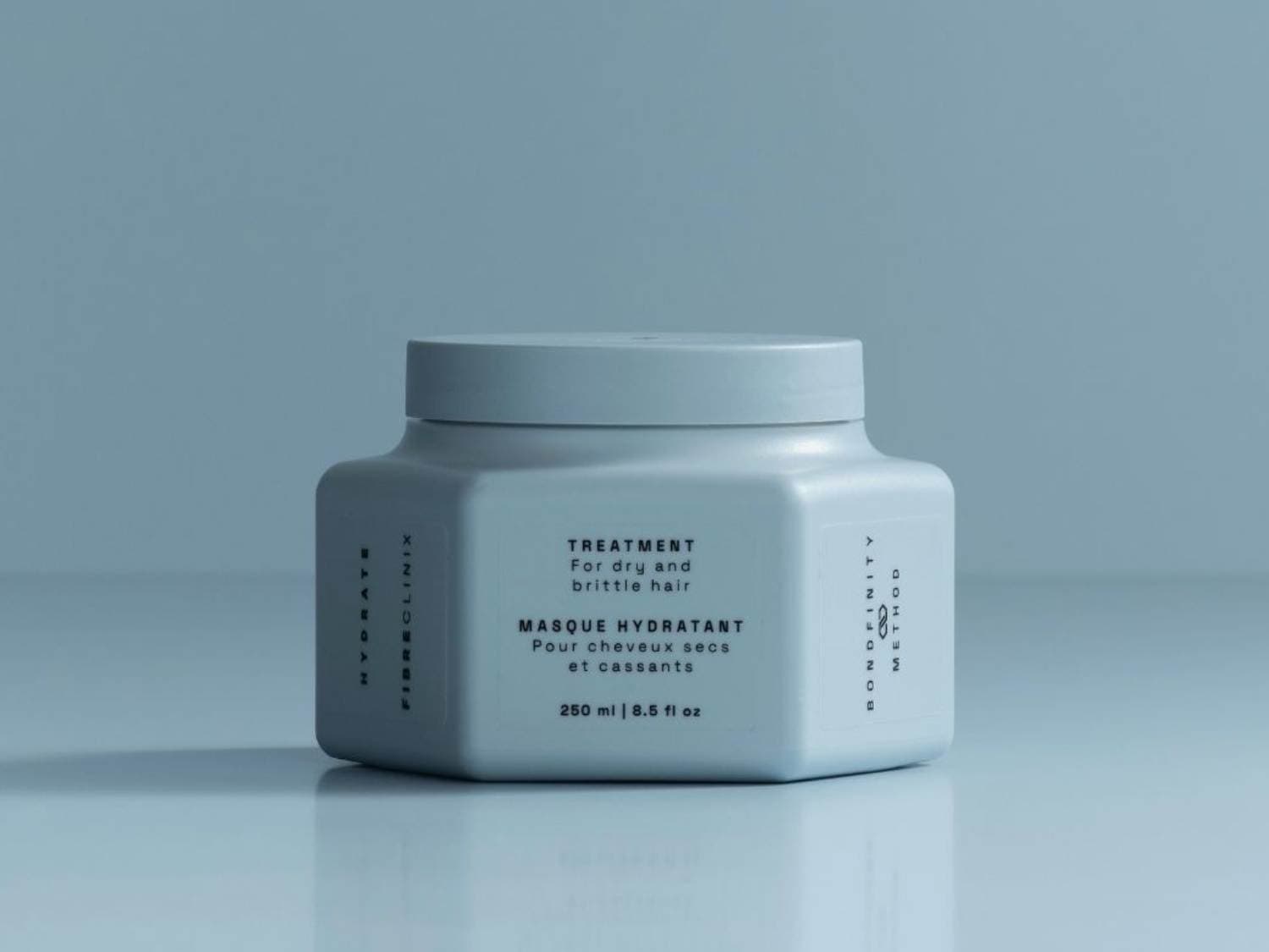 Jasnoszary słoik z maską nawilżającą do włosów suchych i łamliwych Fibre Clinix Hydrate, 250 ml.