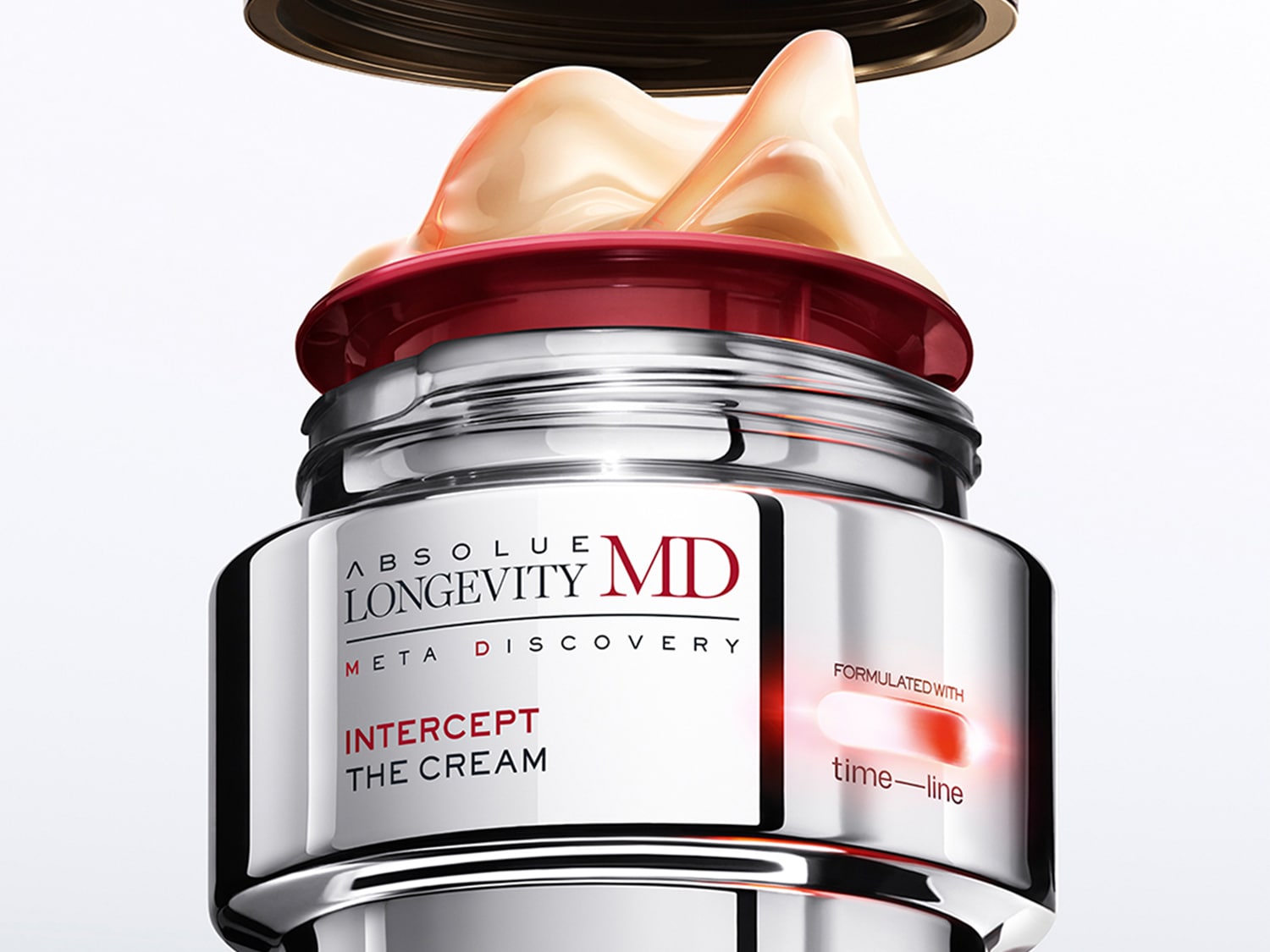 Ecco la crema Absolue Longevity MD Meta Discovery Intercept, presentata in un elegante barattolo argentato con dettagli rossi e un coperchio dorato, che rivela una formula ricca e lussuosa.