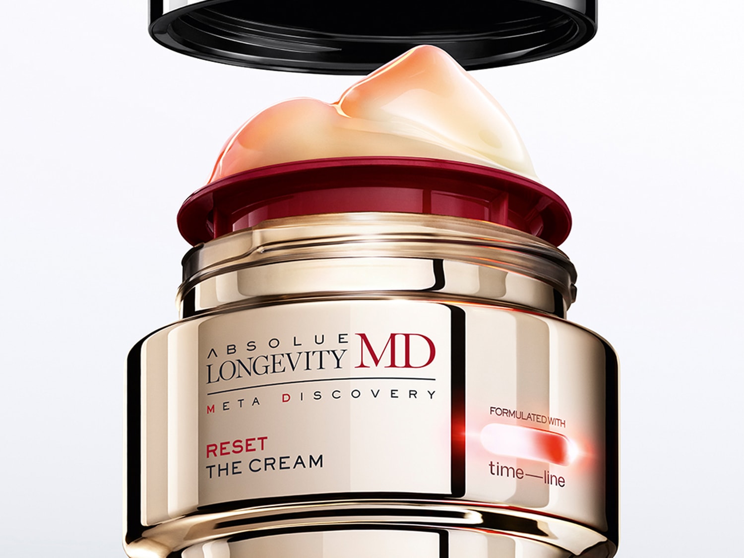 Ecco la crema Absolue MD Longevity Meta Discovery, un elisir di giovinezza formulato con Time-Line, presentata in un elegante vasetto dorato con dettagli bordeaux e un tappo nero lucido.