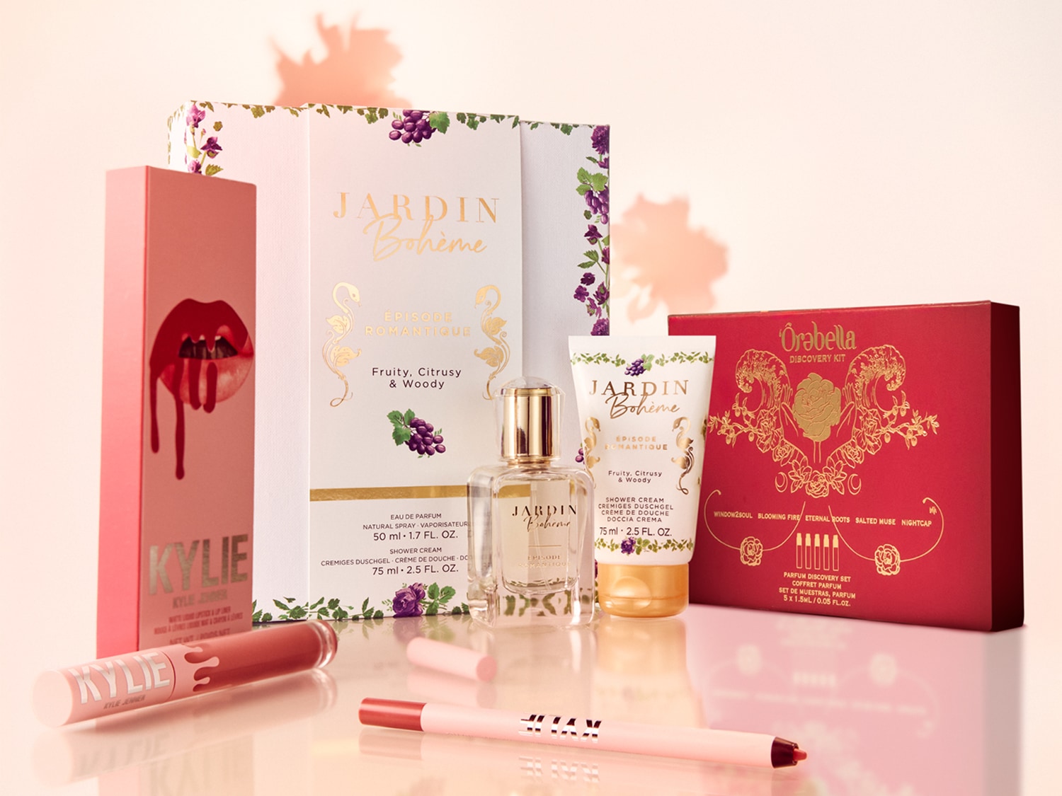 Ontdek een scala aan schoonheidsproducten, waaronder Jardin Bohème parfums met fruitige en houtachtige noten, Kylie cosmetica en de Orabella Discovery Kit.