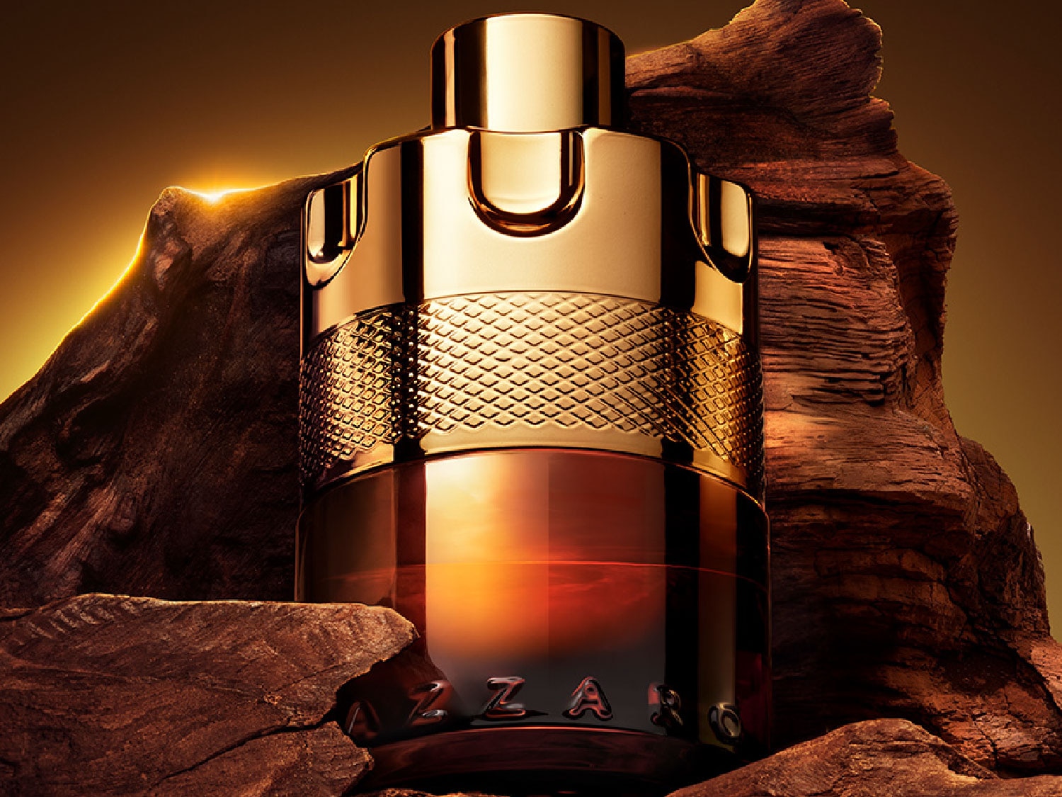 Butelka Azzaro Wanted w złotym opakowaniu, otoczona drewnianymi elementami, emanuje luksusem i męską elegancją.