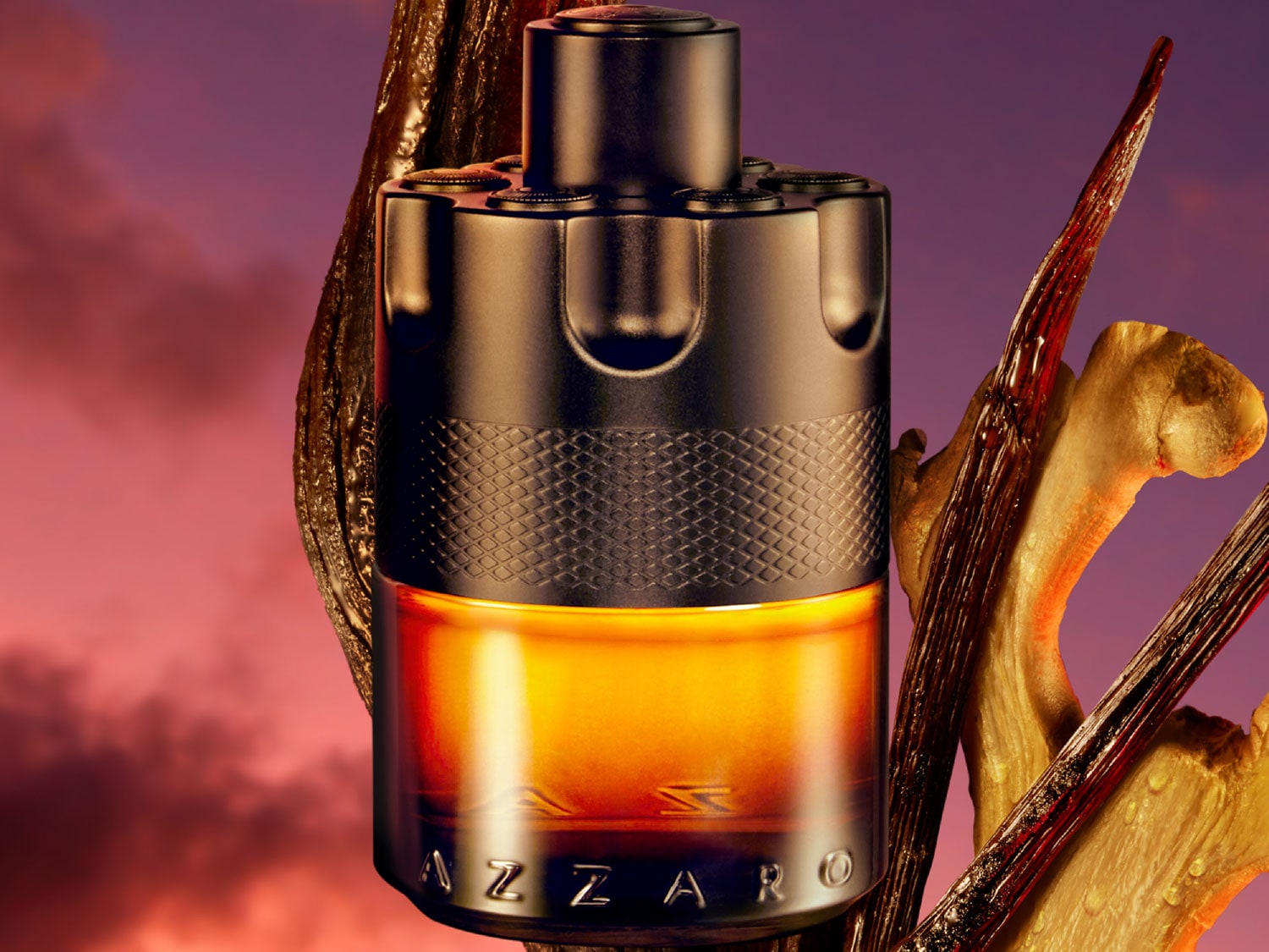 Butelka Azzaro w odcieniach brązu i złota, otoczona laskami wanilii na tle zachodzącego słońca, emanuje ciepłem i luksusem.