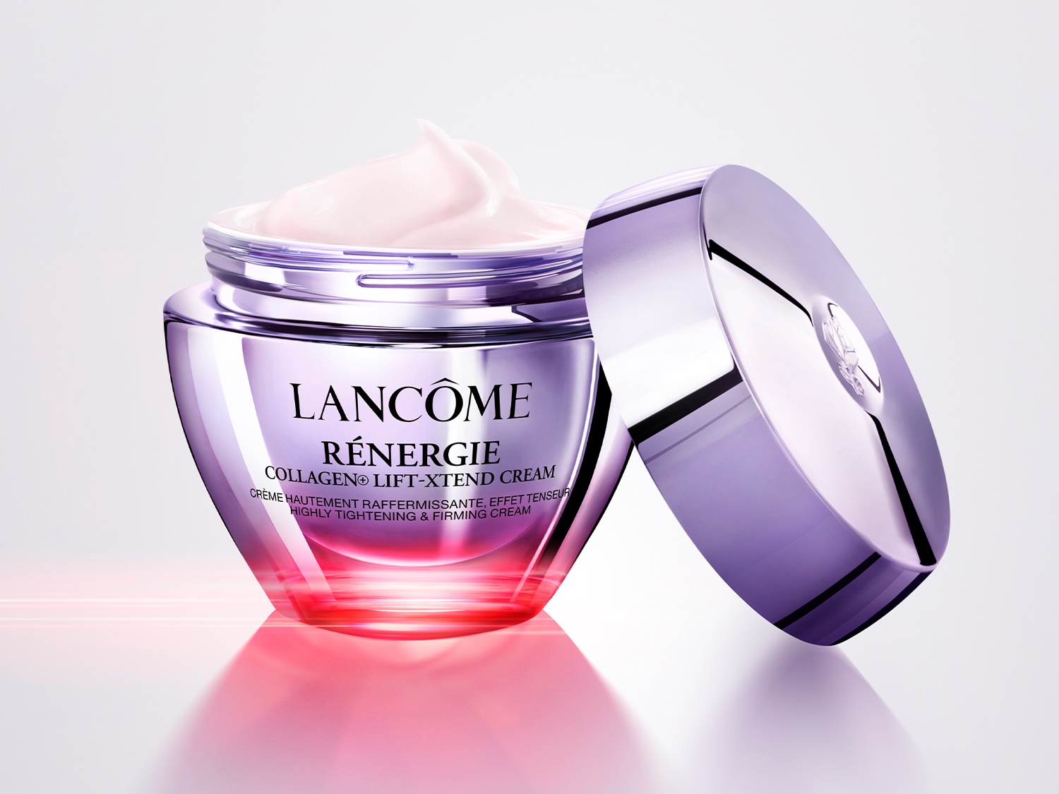 Otwarty słoik fioletowego kremu Lancôme Rénergie Collagen Lift-Xtend Cream z jasnoróżową zawartością i srebrną nakrętką obok, obiecujący efekt liftingu i ujędrnienia.