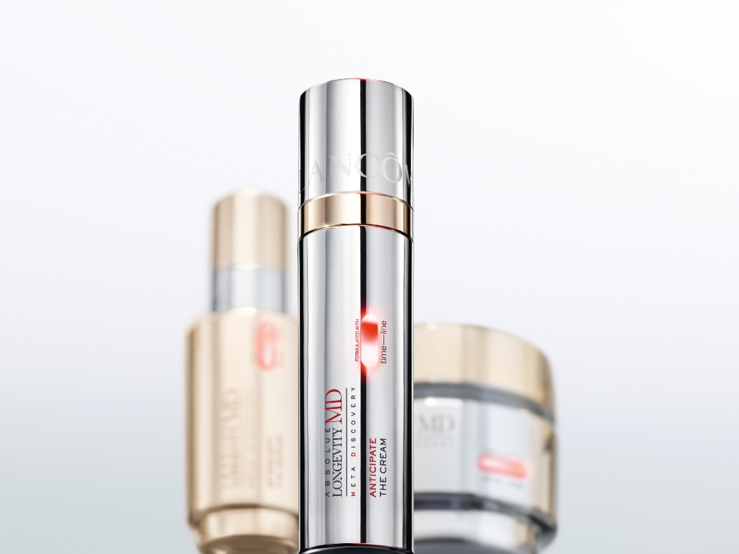 Srebrne opakowanie kremu pod oczy Lancôme Absolue Longevity MD Meta Discovery Anticipate The Cream z elementami w kolorze złotym i czerwonym.