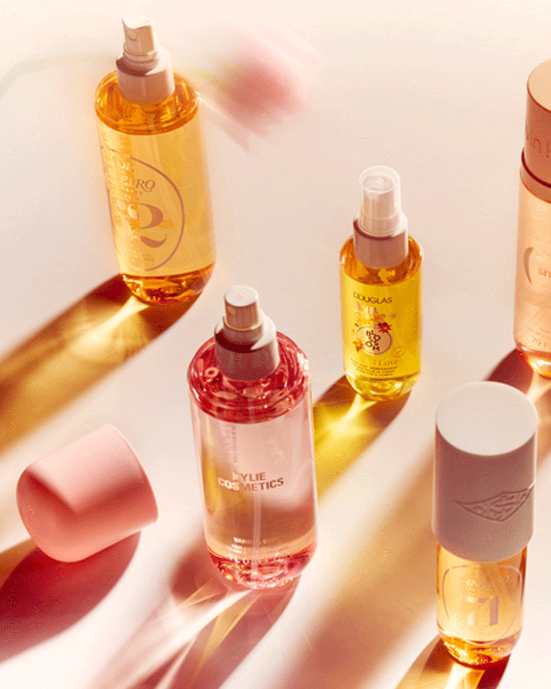 Descubre una variedad de fragancias en envases de diferentes colores y diseños, desde tonos dorados hasta rosados, perfectos para cada estilo y ocasión.