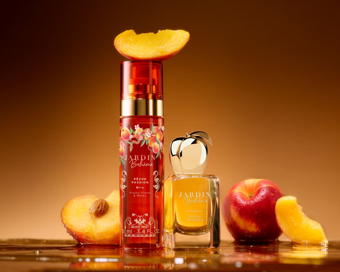 Ontdek Jardin Bohème Pêche Passion, een fruitige en bloemige body mist in een oranje fles met perzikdecor, naast een parfumfles en verse perziken.