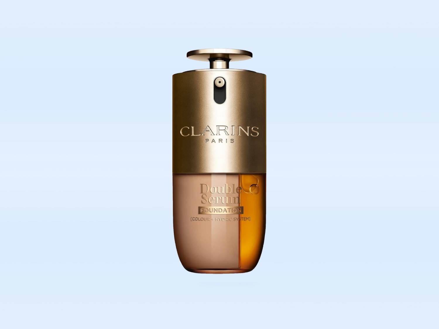 Butelka podkładu Clarins Double Serum Foundation ma złotą górę i przezroczystą podstawę, ukazującą dwa odcienie.