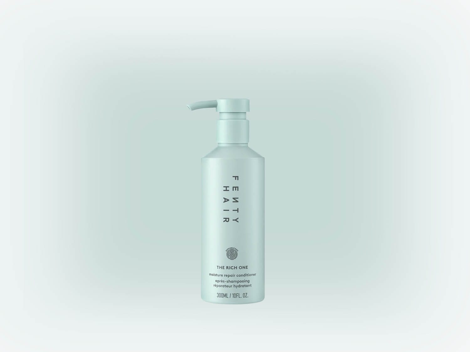 Voici un revitalisant réparateur hydratant Fenty Hair The Rich One, présenté dans un flacon bleu clair minimaliste avec une pompe, contenant 300 ml.