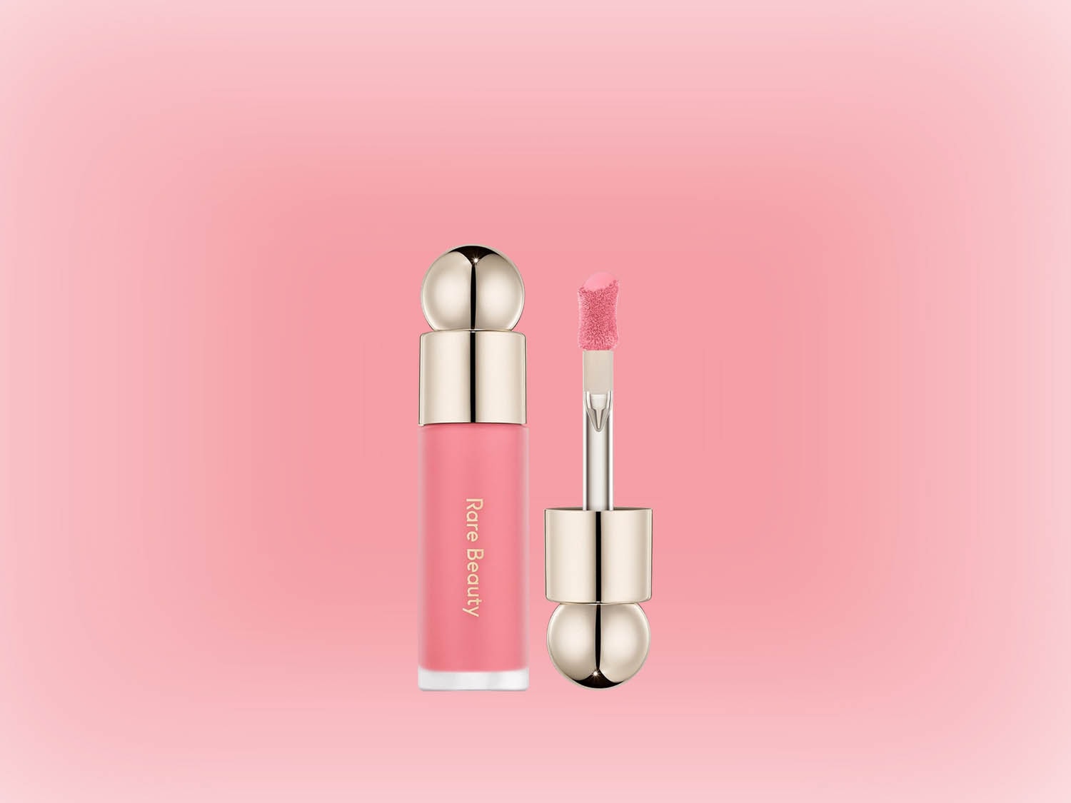 Découvrez le blush liquide Rare Beauty dans son emballage rose doux, avec un applicateur pour une application précise.
