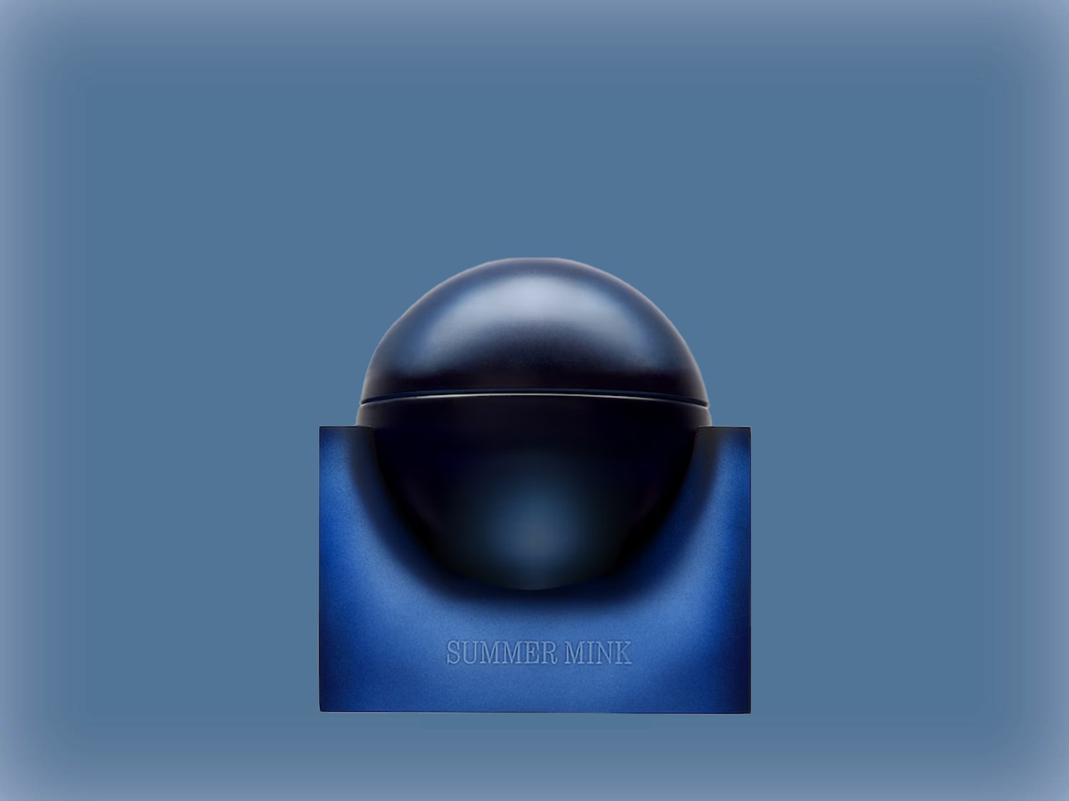 Découvrez le parfum Summer Mink dans son élégant flacon bleu, une fragrance qui capture l'essence de l'été.