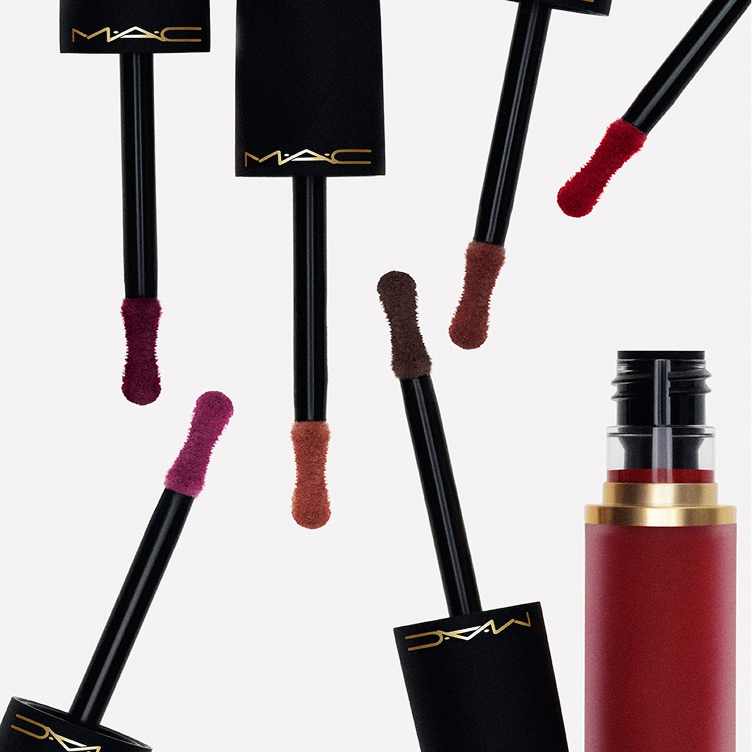 Gros plan sur une collection de rouges à lèvres mats MAC, présentant une gamme de couleurs riches et profondes avec des applicateurs floqués.