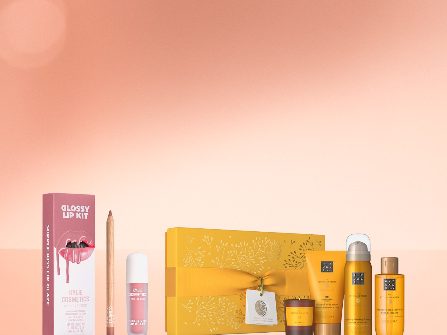 Set regalo con cosmetici Kylie e prodotti Rituals of Mehr, tra cui lucidalabbra, matita labbra, crema corpo, candela profumata e olio doccia, perfetti per un'esperienza di bellezza completa.