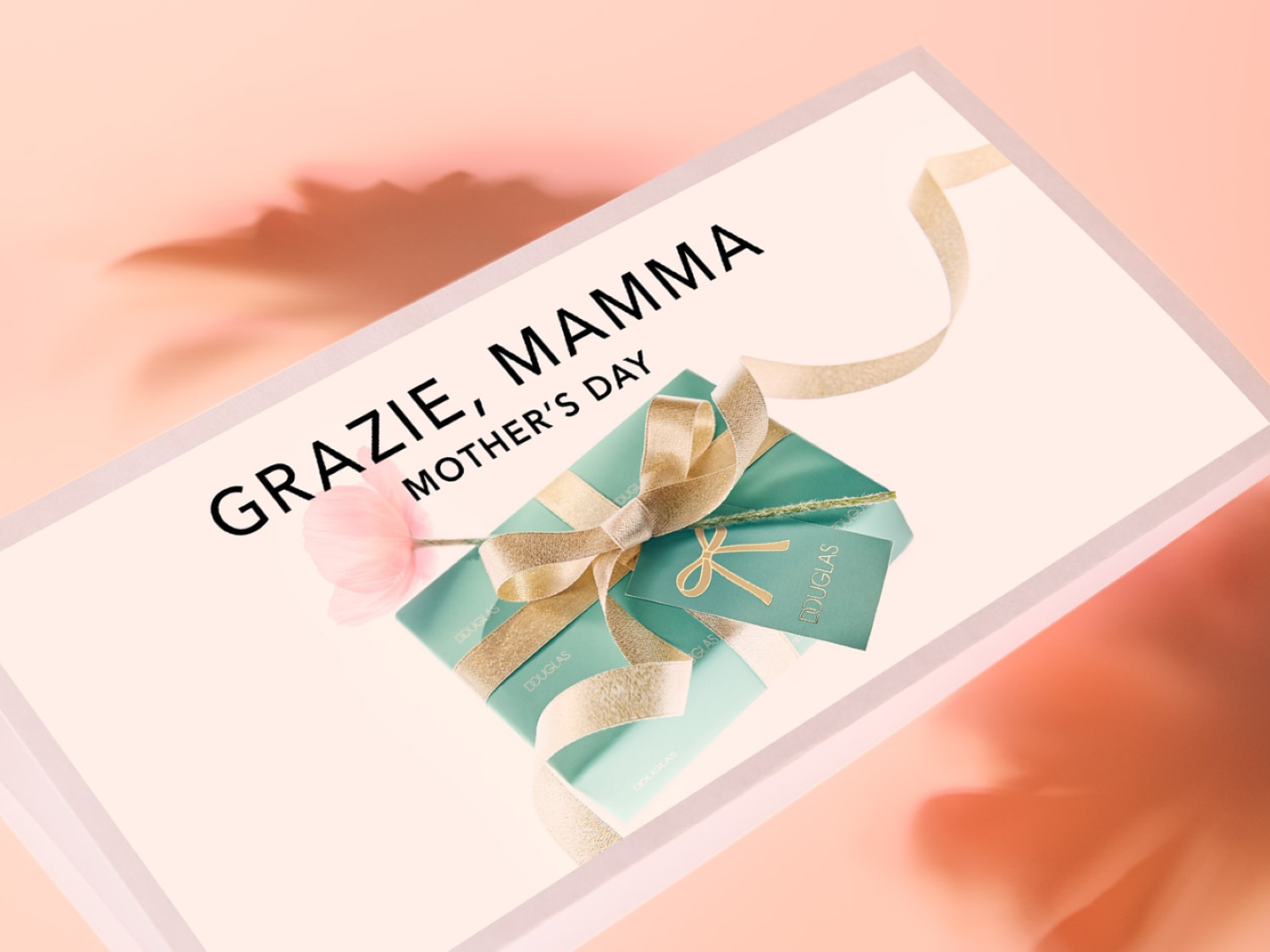 Festeggia la festa della mamma con Douglas: un regalo turchese avvolto in un nastro dorato, simbolo di amore e gratitudine.