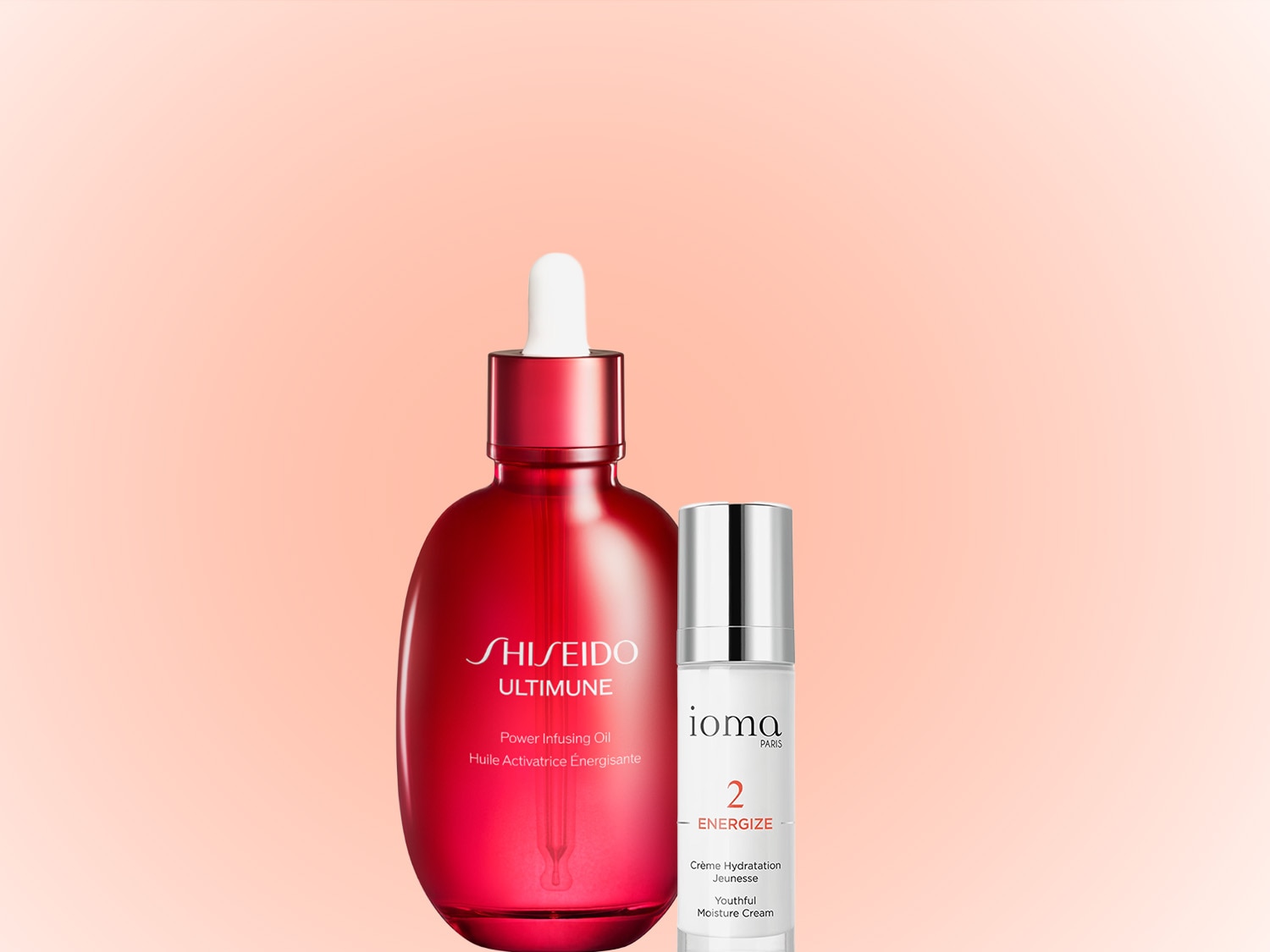 Ecco un olio potenziatore Shiseido Ultimune in una bottiglia rossa lucida con un contagocce bianco, accanto a una crema idratante giovanile Ioma Paris in una confezione bianca e argento.