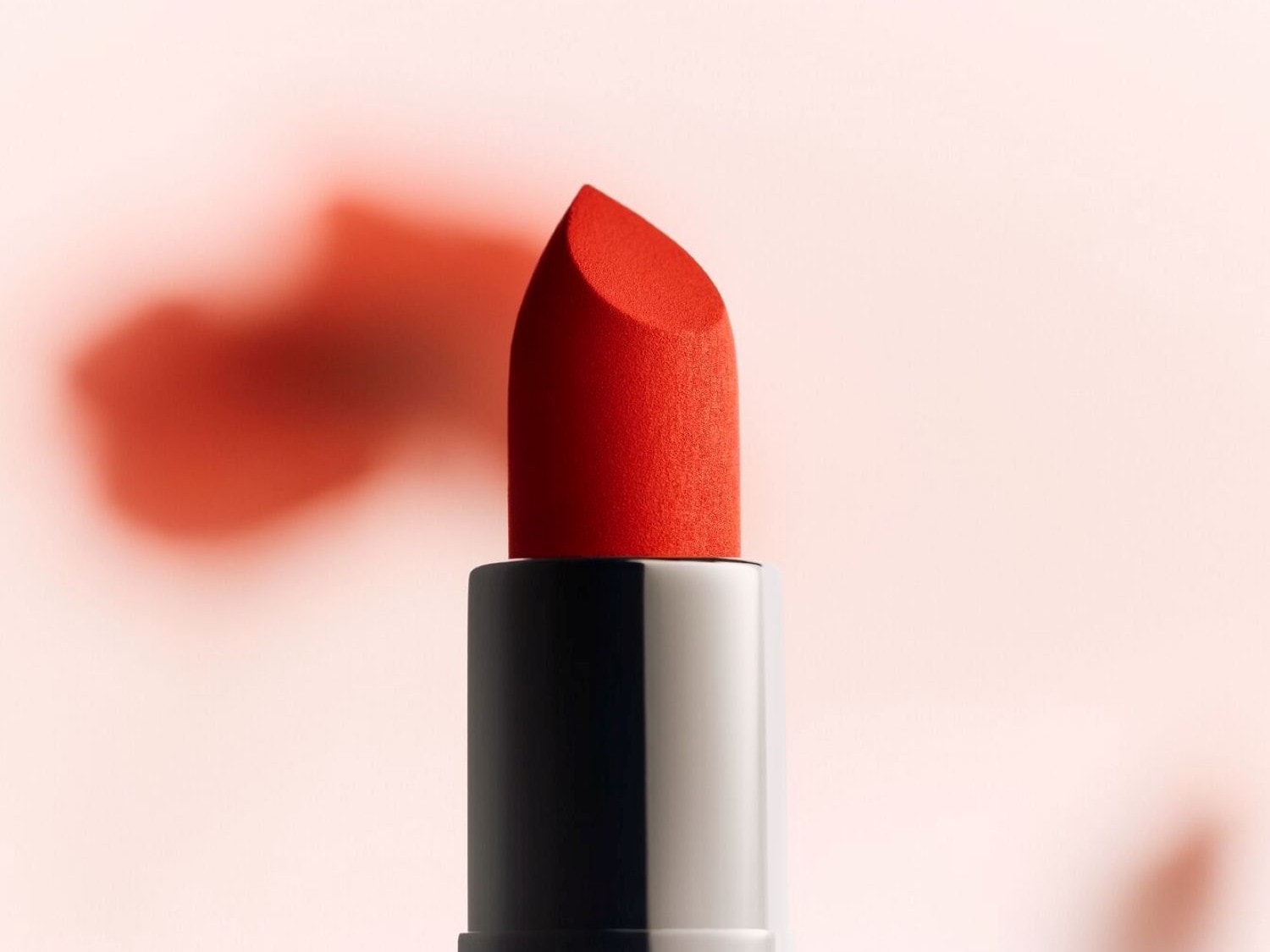 Primo piano di un rossetto rosso acceso con un packaging nero lucido, ideale per un look audace e sofisticato.
