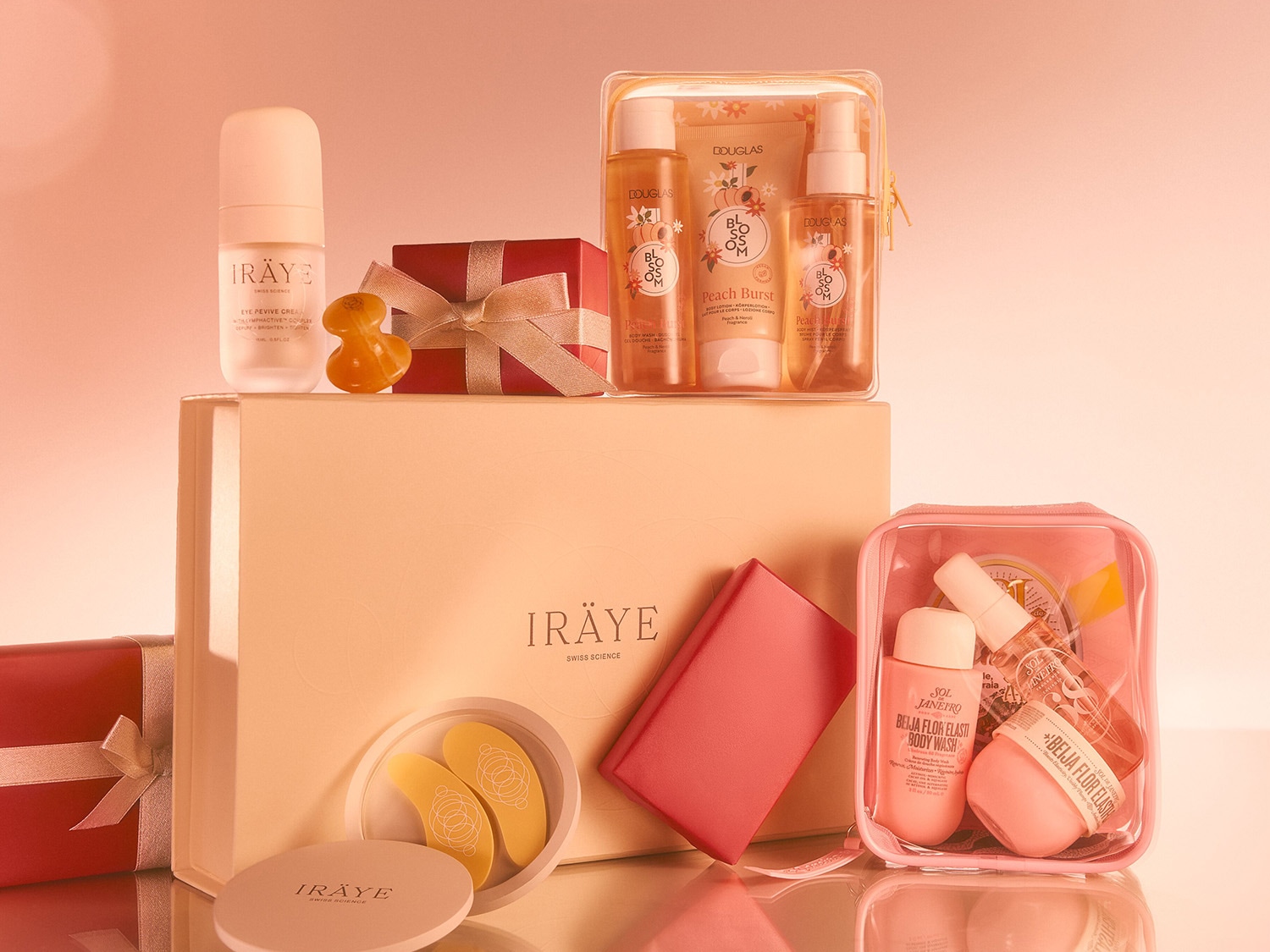 Découvrez un assortiment de produits de beauté, comprenant des crèmes pour les yeux, des lotions pour le corps et des accessoires, présentés dans des emballages aux tons pêche et rose.