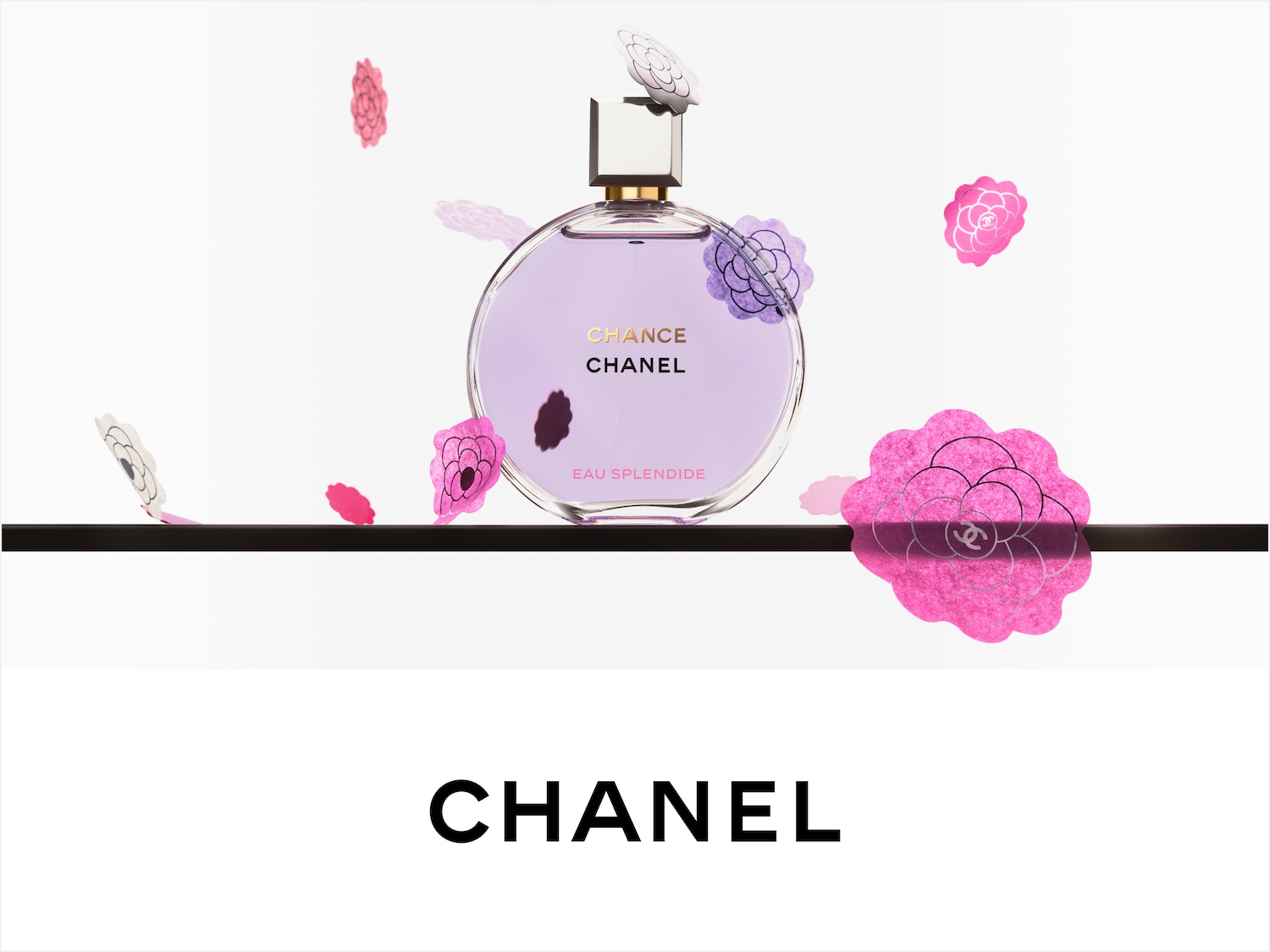 Chance Eau Splendide von Chanel: Ein zartes, lila Parfüm in einem runden Glasflakon, umgeben von rosa Blüten.