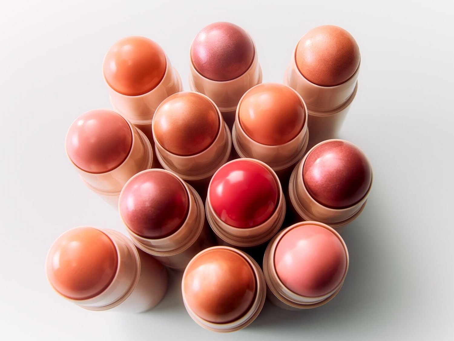 Découvrez une collection de bâtons de maquillage aux teintes variées, allant du pêche doux au rouge éclatant, parfaits pour illuminer votre teint.