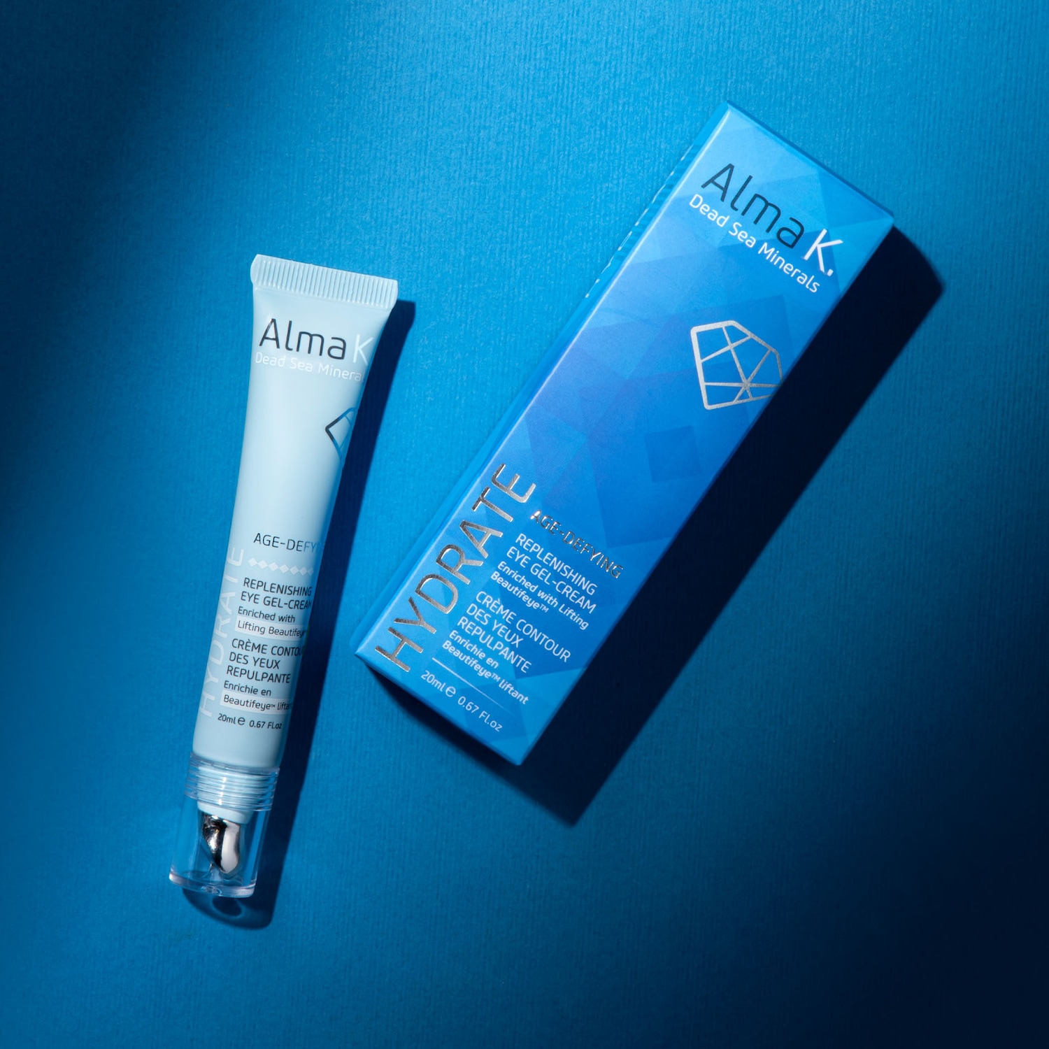 Ecco il gel crema occhi rigenerante Alma K Dead Sea Minerals, in una confezione azzurra con roll-on in metallo e scatola abbinata, per idratare e liftare la zona perioculare.