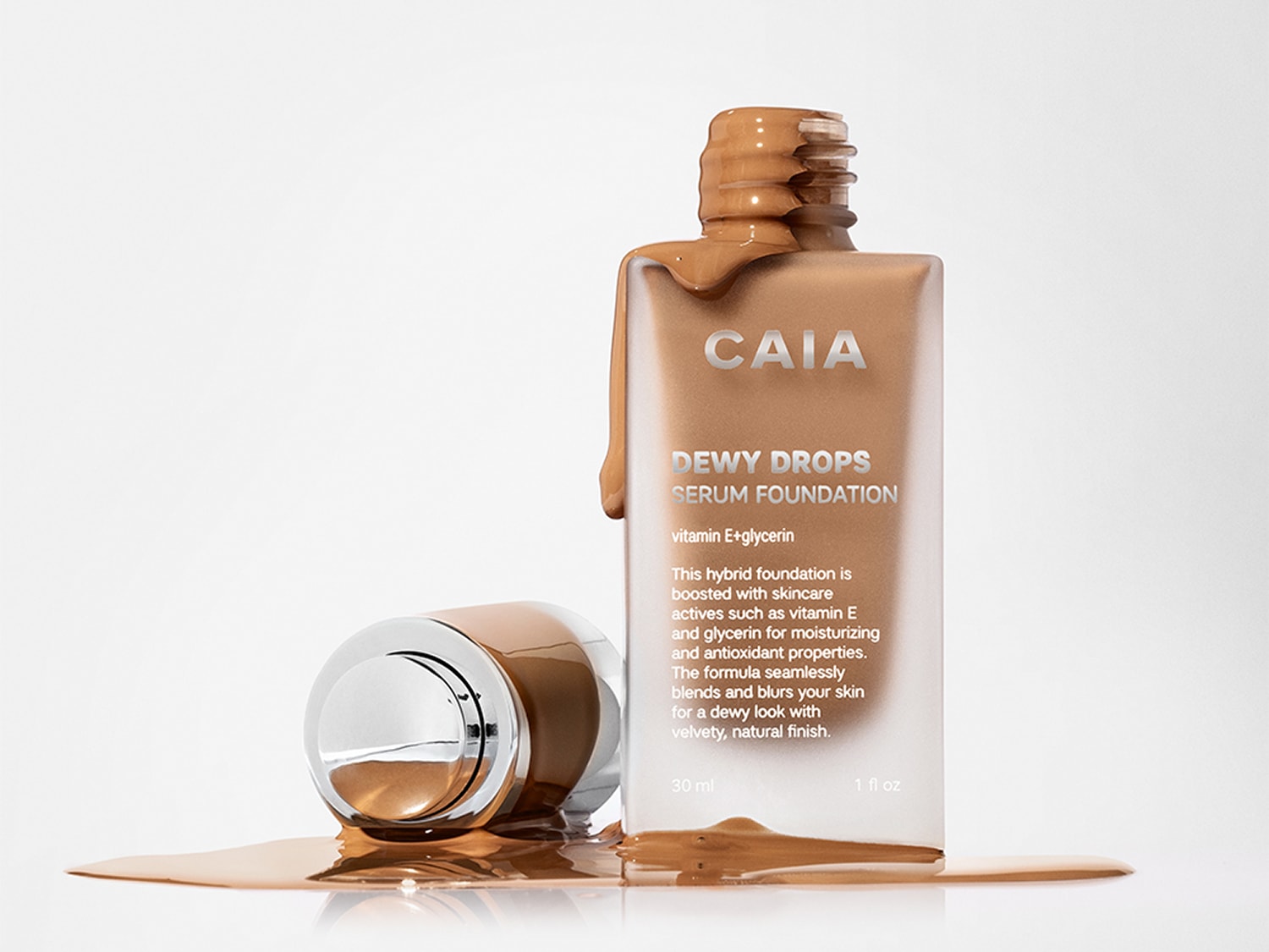 CAIA Dewy Drops Serum Foundation mit Vitamin E und Glycerin mit feuchtigkeitsspendender und antioxidativer Wirkung und ein samtig-natürliches Finish.