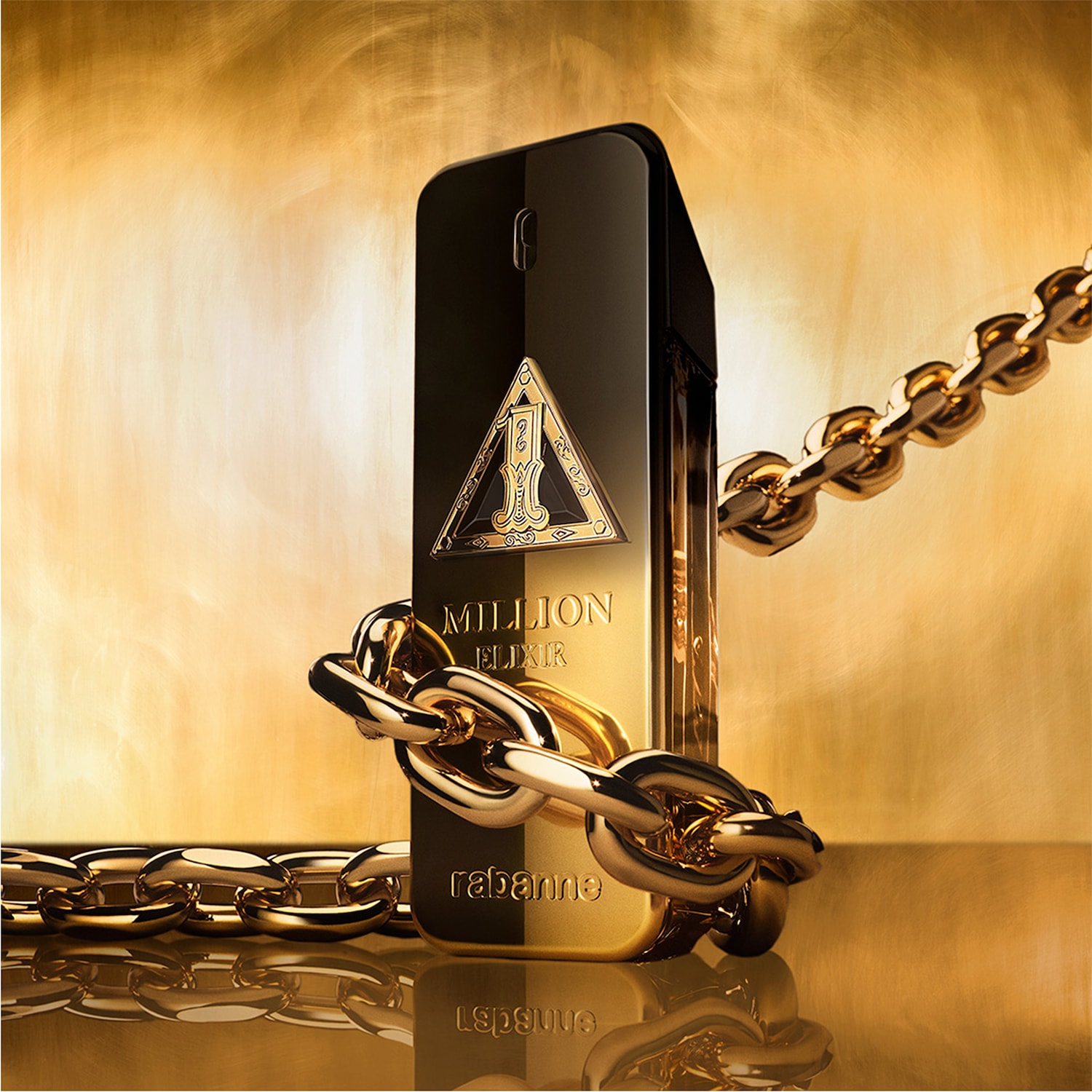 Découvrez le parfum 1 Million Elixir de Rabanne, un parfum luxueux présenté dans un flacon doré en forme de lingot, orné d'une chaîne dorée.