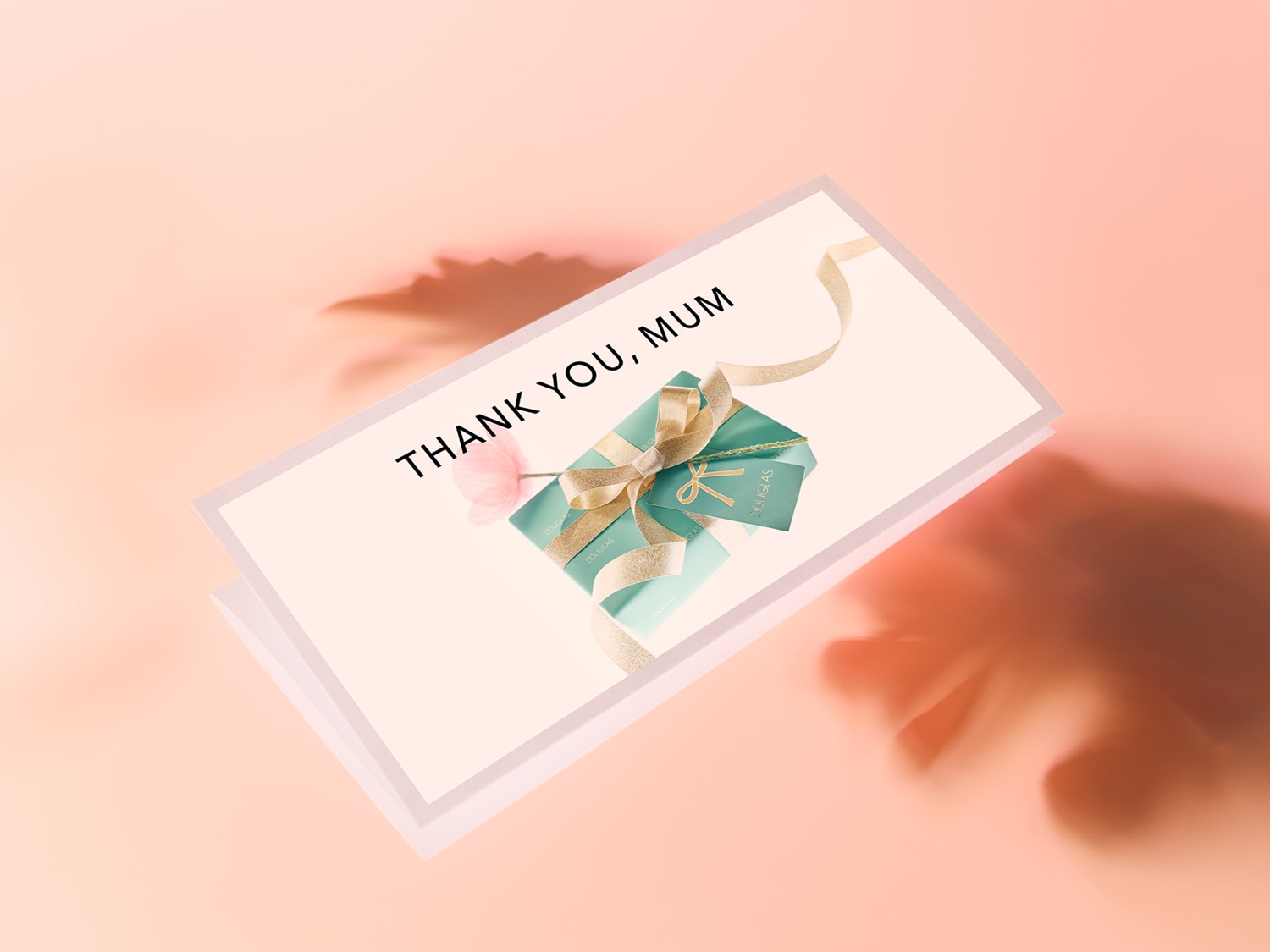 Eine Grußkarte mit der Aufschrift "DANKE, MAMA" liegt auf einem sanftrosa Hintergrund, geschmückt mit einem kleinen Geschenk und einer zarten rosa Blume.