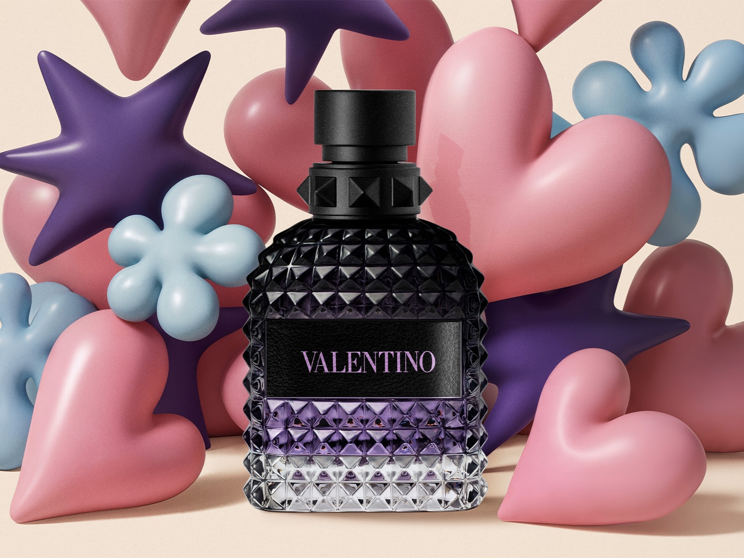 La fragranza Valentino è presentata in un flacone nero borchiato, con note di cuore rosa e lavanda, su uno sfondo di cuori e stelle pastello.