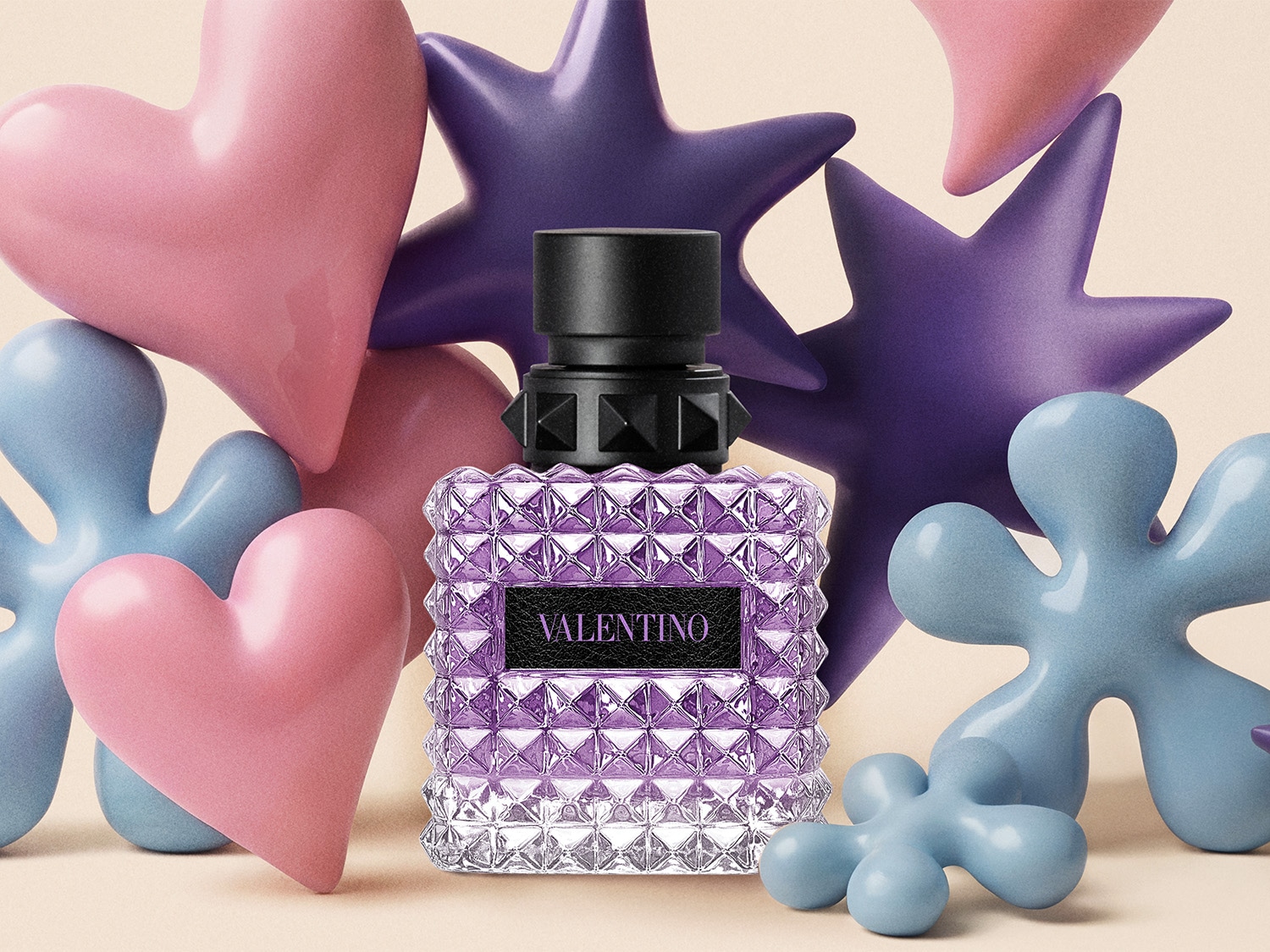 Il profumo Valentino è presentato in un flacone viola sfaccettato con tappo nero borchiato, circondato da cuori rosa, stelle viola e figure blu.