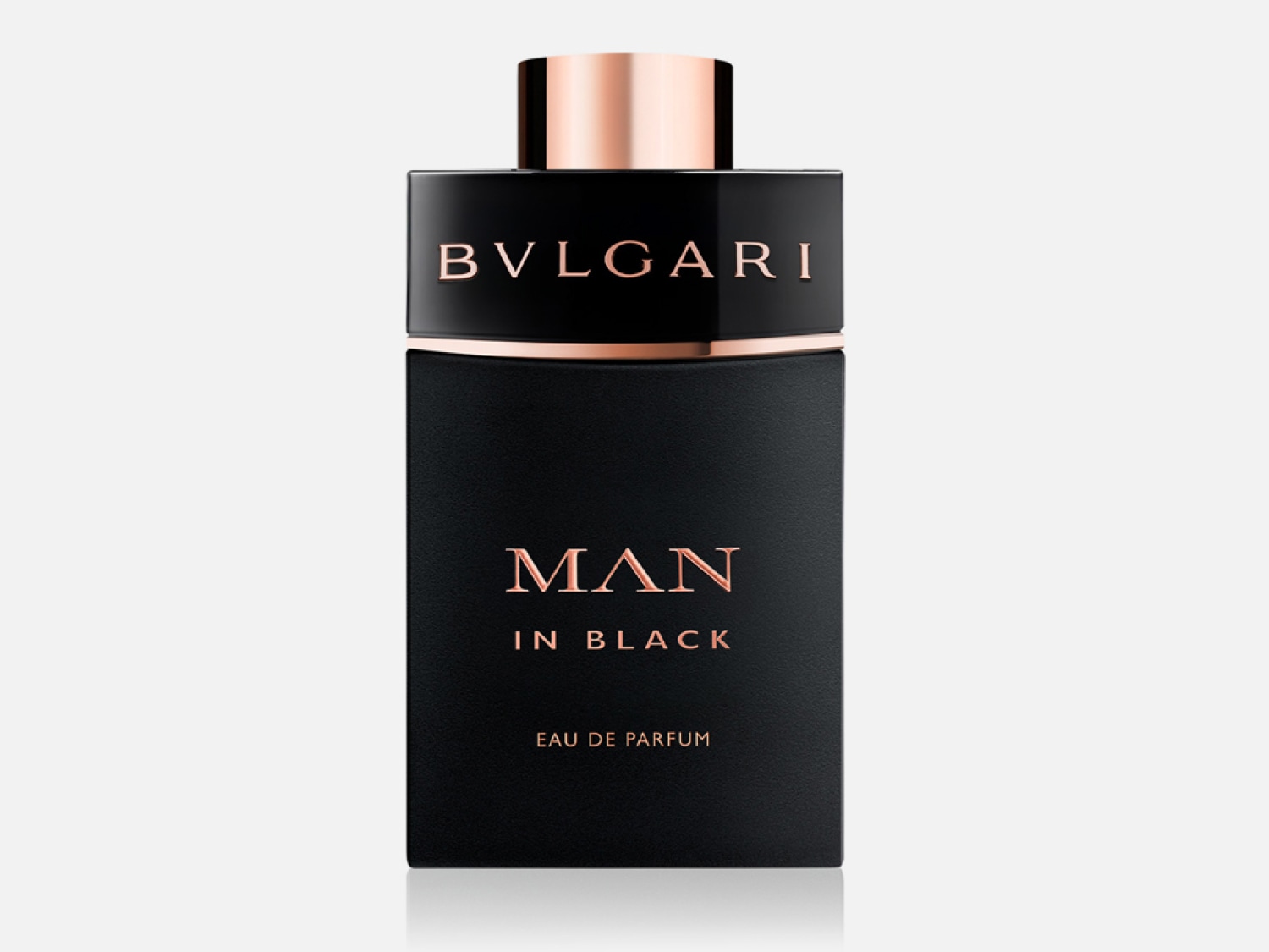 Fekete Bulgari Man in Black Eau de Parfum üveg, rózsaszín arany betűkkel és kupakkal, elegáns és kifinomult illatot sugároz.