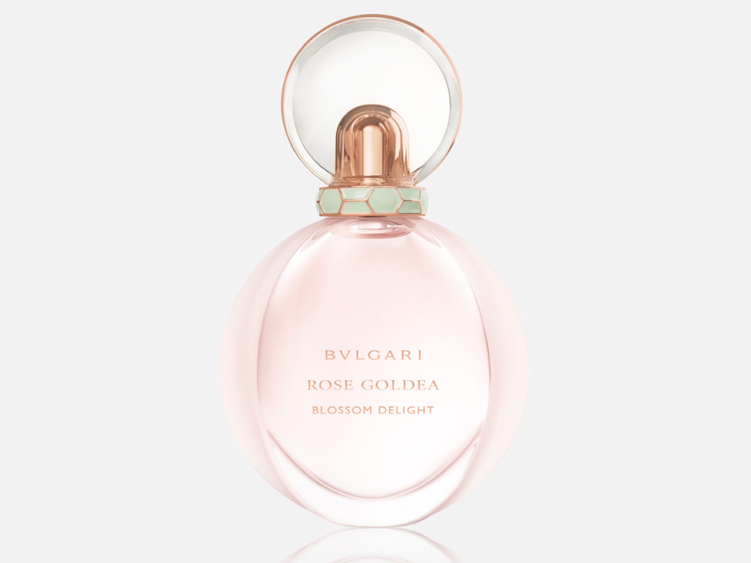 A Bulgari Rose Goldea Blossom Delight parfüm rózsaszín, gömb alakú üvegben, átlátszó kupakkal és arany színű részletekkel.