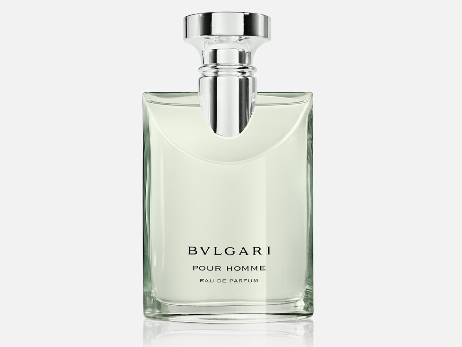 Bvlgari Pour Homme Eau de Parfum üvegben, ezüst kupakkal, a márka nevével az üvegen.
