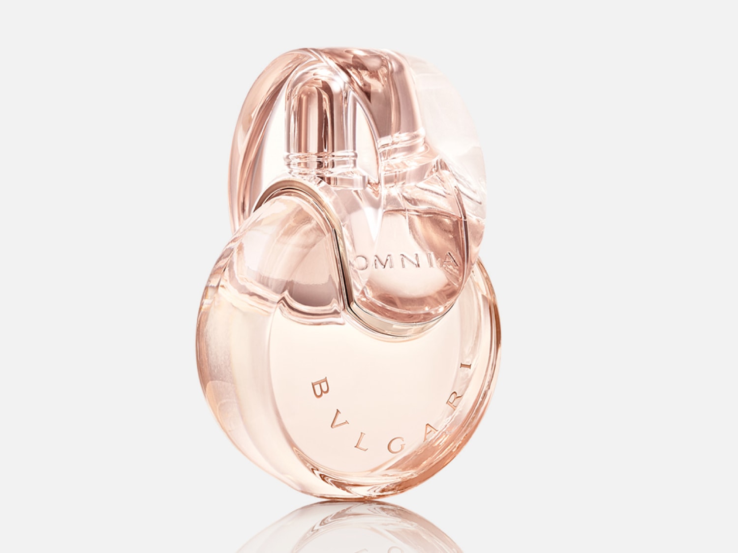 A Bulgari Omnia parfüm üvege rózsaszín árnyalatú, lekerekített formájú, átlátszó üvegből készült, mely elegáns és nőies megjelenést kölcsönöz.