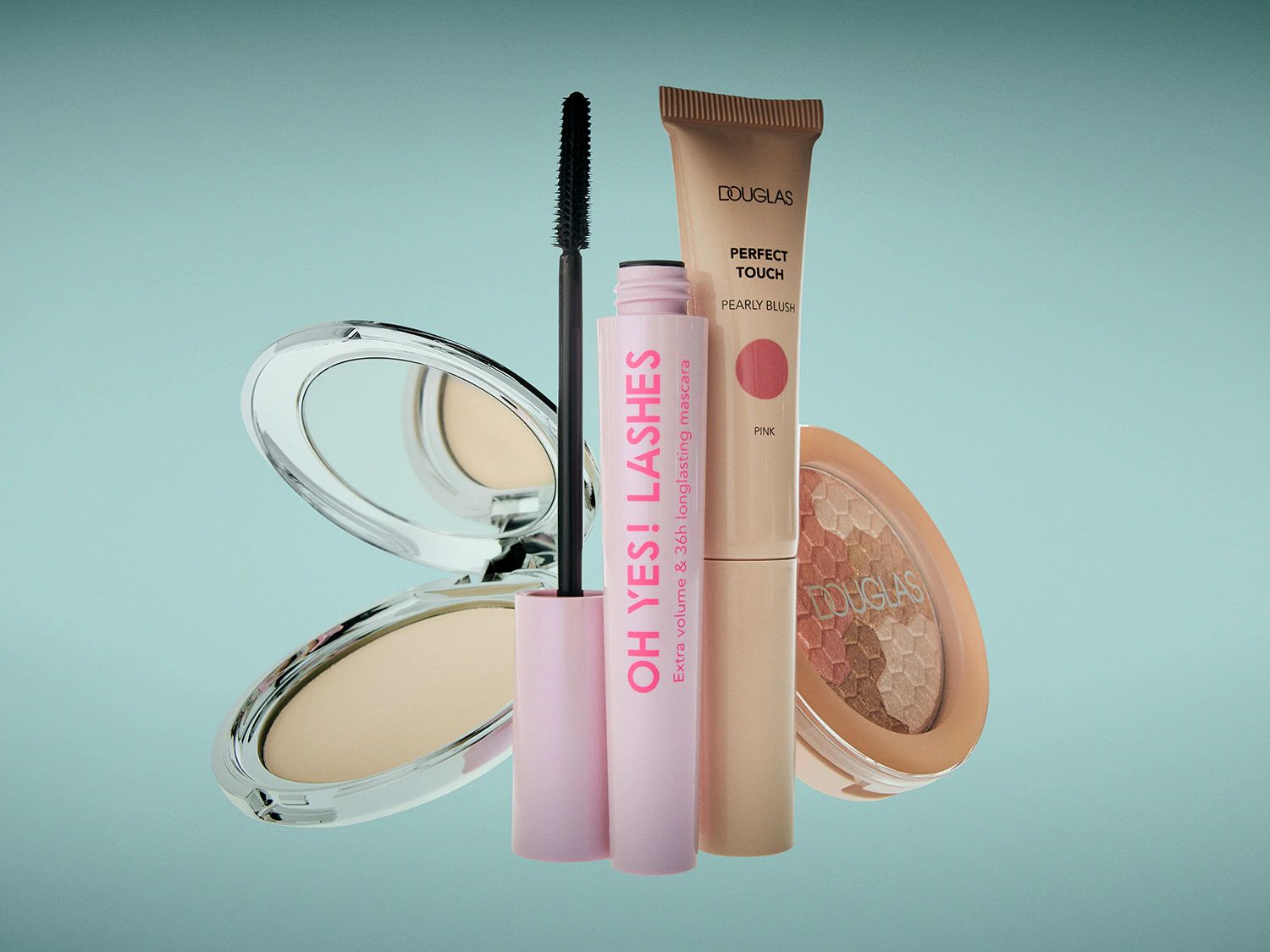 Un set di prodotti Douglas, tra cui un mascara rosa "Oh Yes! Lashes" per volume extra e lunga durata, un blush liquido "Perfect Touch Pearly Blush" color rosa e una cipria compatta beige con specchio, tutti su uno sfondo azzurro.