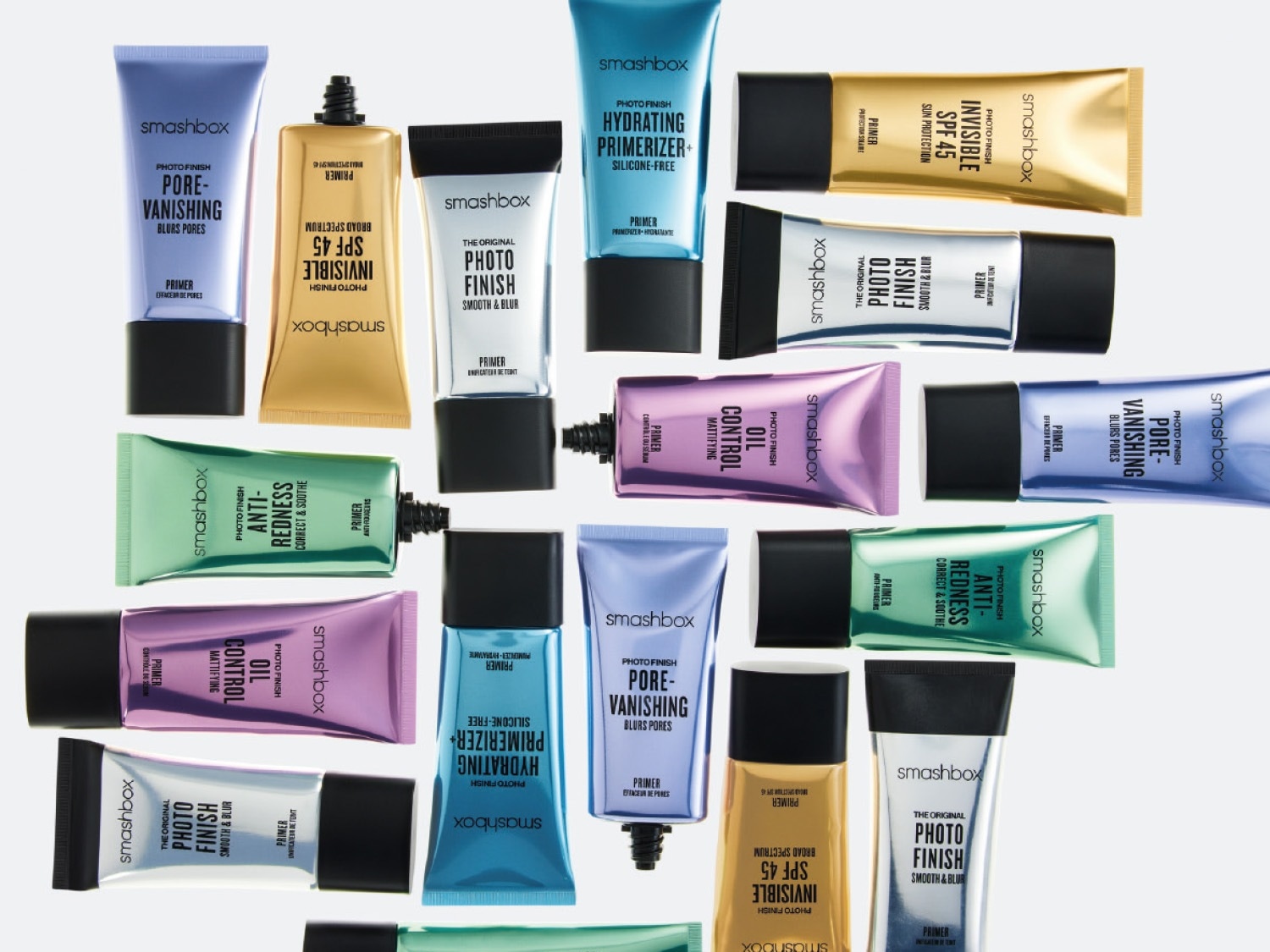 Una varietà di primer Smashbox Photo Finish, tra cui Pore-Vanishing, Invisible SPF 45, Hydrating Primerizer+, Anti-Redness e Oil Control, sono disposti su uno sfondo bianco.