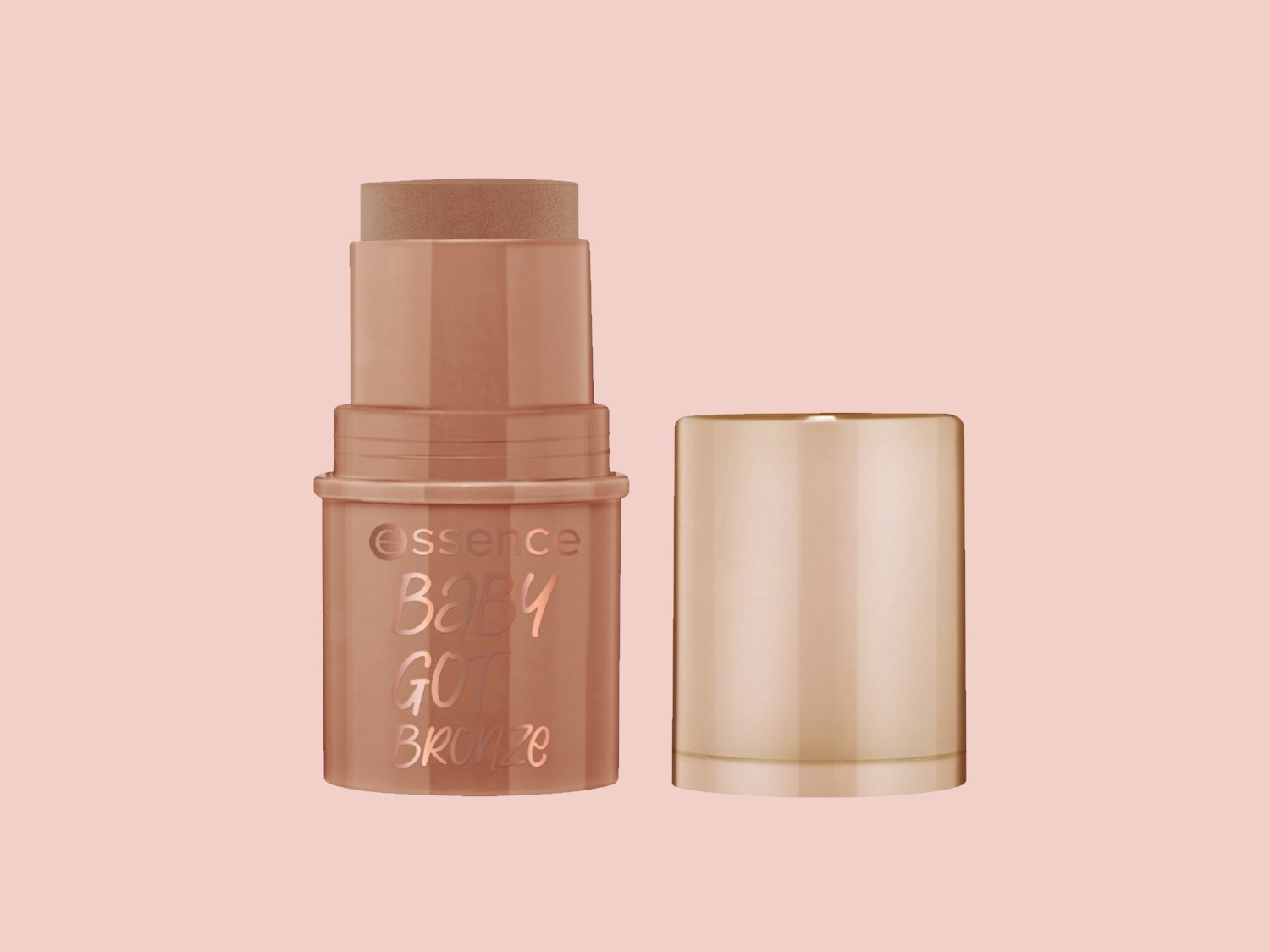 Voici un stick bronzeur Essence Baby Got Bronze avec son capuchon à côté, le tout dans un emballage marron clair.
