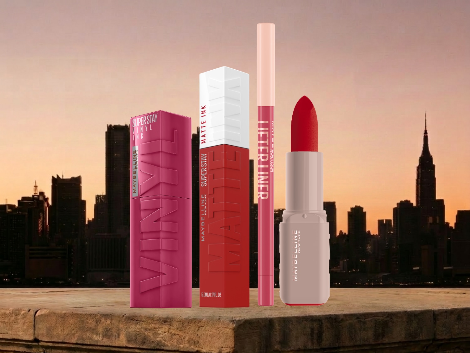 Découvrez le rouge à lèvres Maybelline Super Stay Vinyl Ink dans son emballage rose vif, aux côtés du Super Stay Matte Ink rouge, du crayon à lèvres Lifter Liner rose et du rouge à lèvres rouge classique.