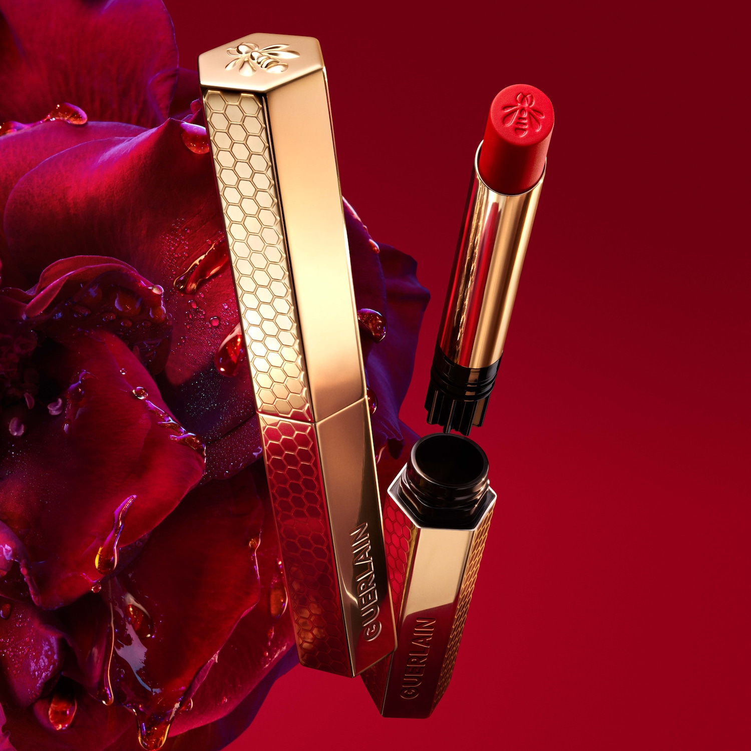 Découvrez le rouge à lèvres Guerlain avec son écrin doré en nid d'abeille, symbole d'élégance et de soin pour vos lèvres.