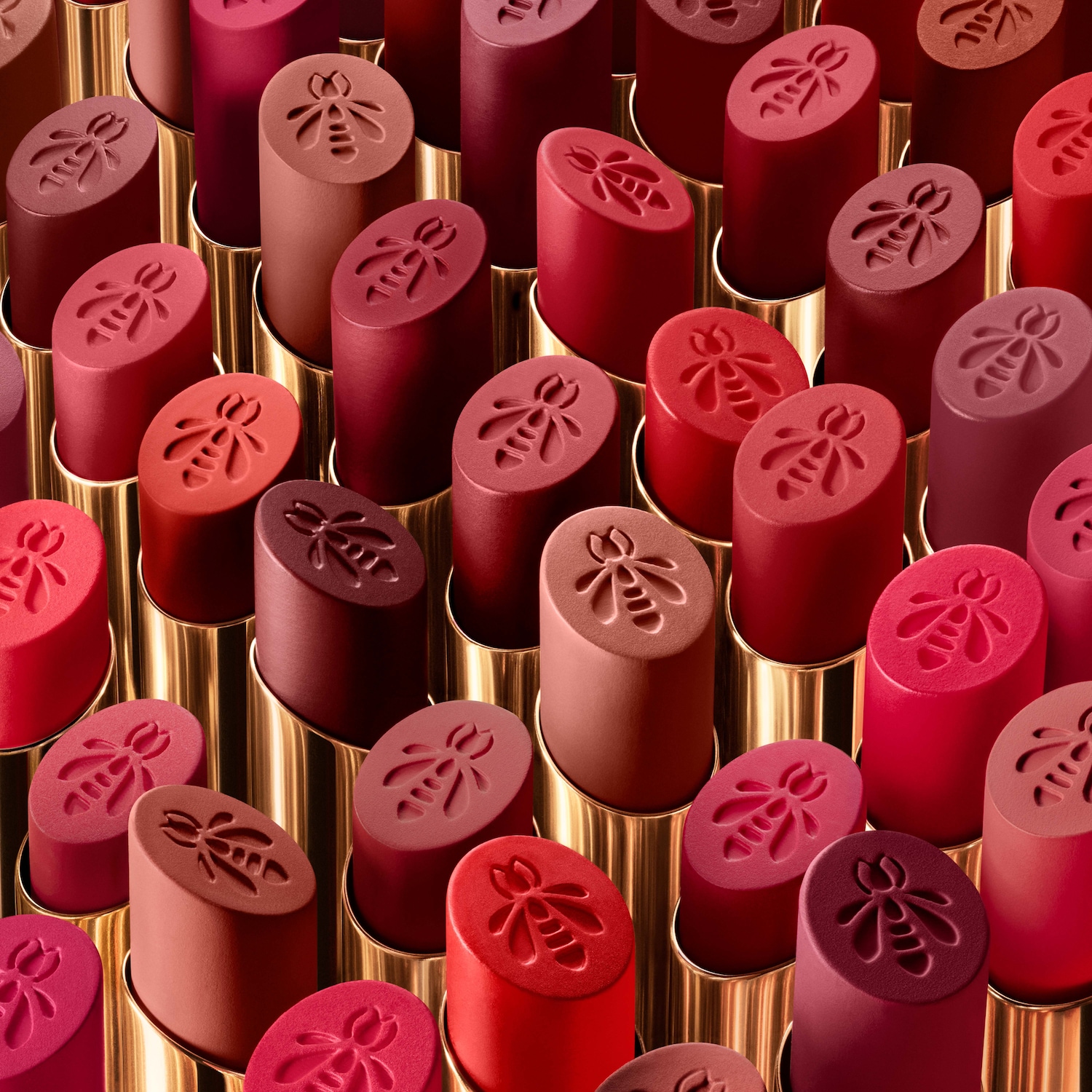 Découvrez une collection de rouges à lèvres aux teintes riches, allant du rose poudré au rouge profond, chacun orné d'une abeille gravée, pour une beauté naturelle et élégante.