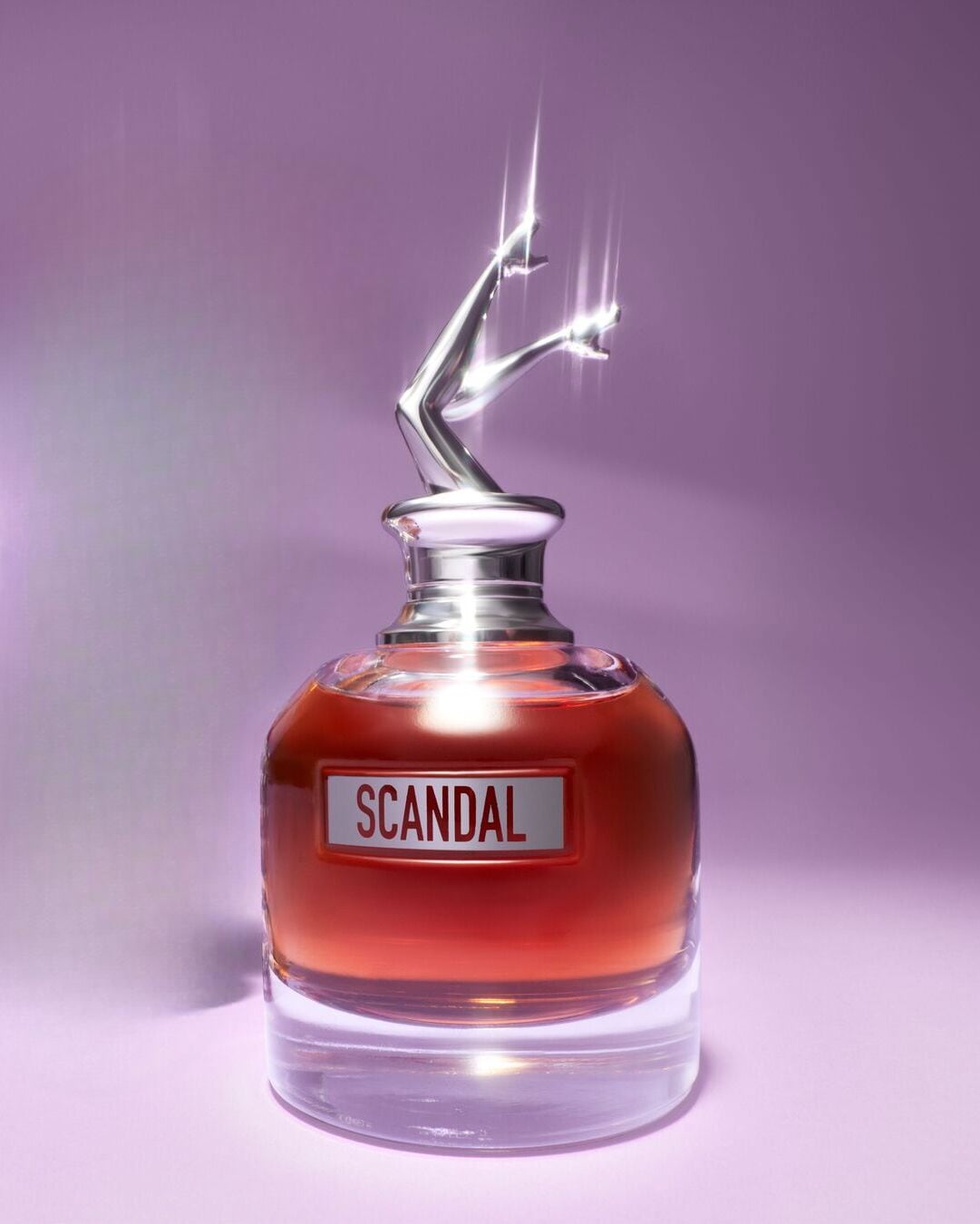 „Scandal“ kvepalai yra apvalaus stiklinio buteliuko, užpildyto gintaro spalvos skysčiu, su sidabriniu dangteliu, papuoštu moters kojų skulptūra, o ant buteliuko priekio yra sidabrinė etiketė su raudonu užrašu „SCANDAL“.