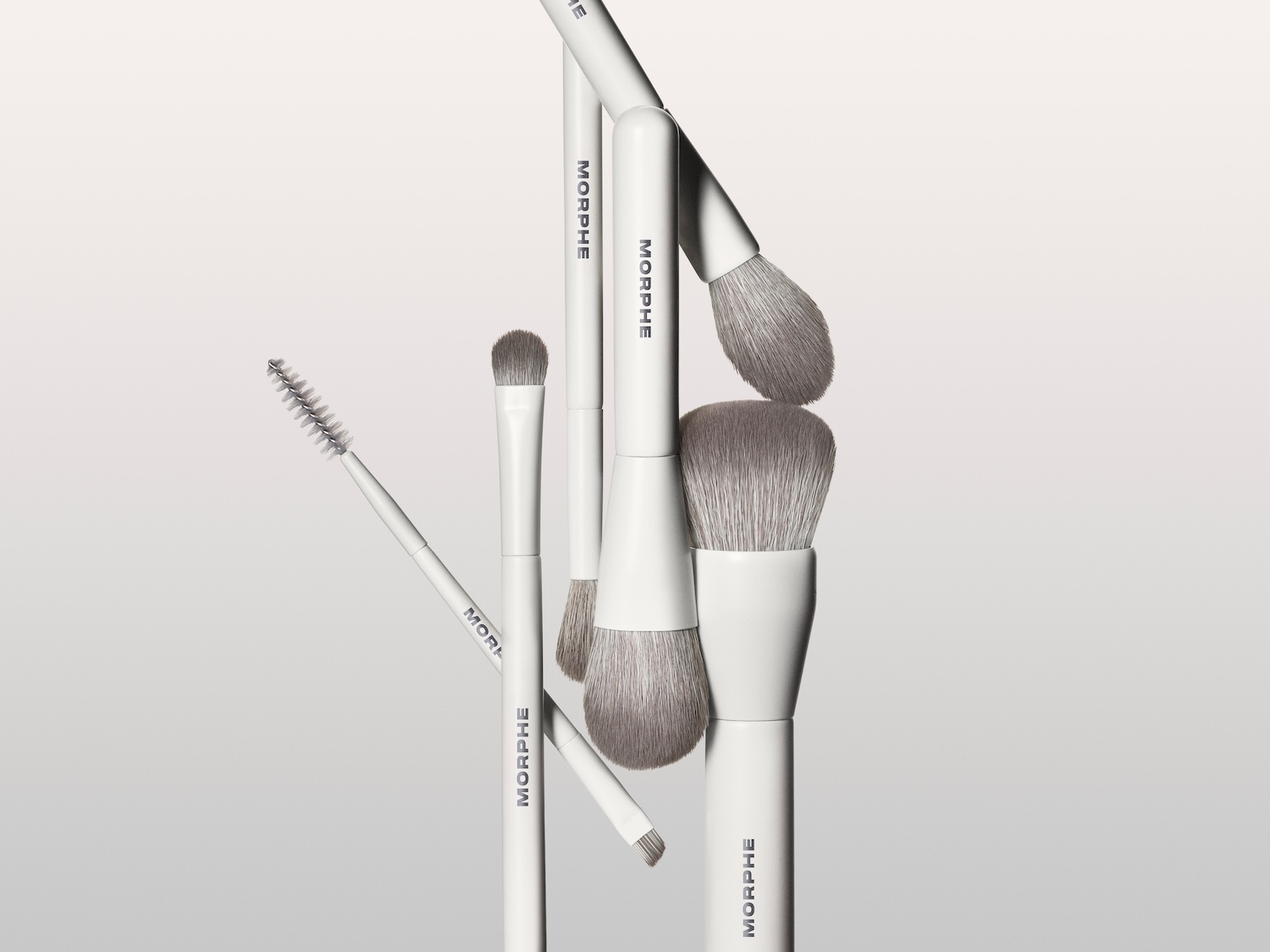 Nahaufnahme eines Make-up Pinselsets von Morphe mit weißen Griffen und weichen, grauen Borsten.