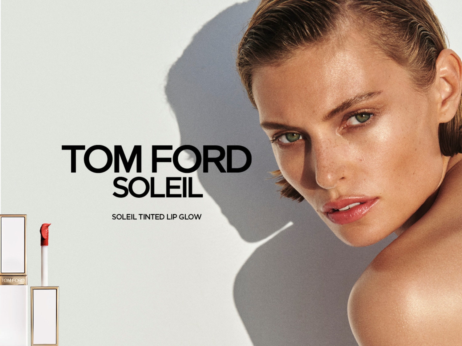 Promocja Tom Ford Soleil Tinted Lip Glow: modelka z błyszczącymi ustami i opakowanie produktu w złotym odcieniu.
