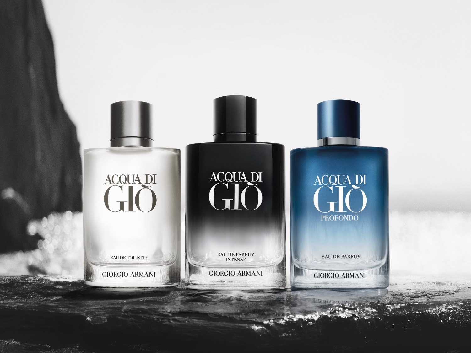 Tri fľaše vôní Acqua di Giò od Giorgio Armani: toaletná voda, intenzívna parfumovaná voda a parfumovaná voda Profondo.
