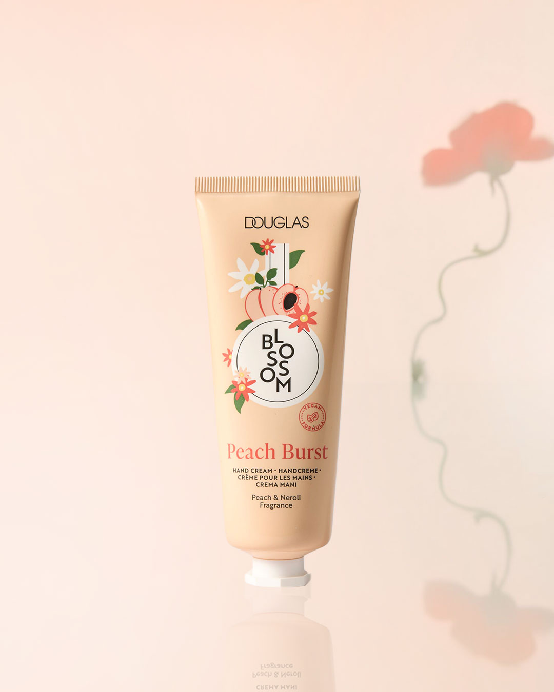 Die Douglas Blossom Peach Burst Handcreme in einer hellpfirsichfarbenen Tube mit dem Aufdruck "Blossom" und dem Duft von Pfirsich und Neroli sorgt für geschmeidige Hände.